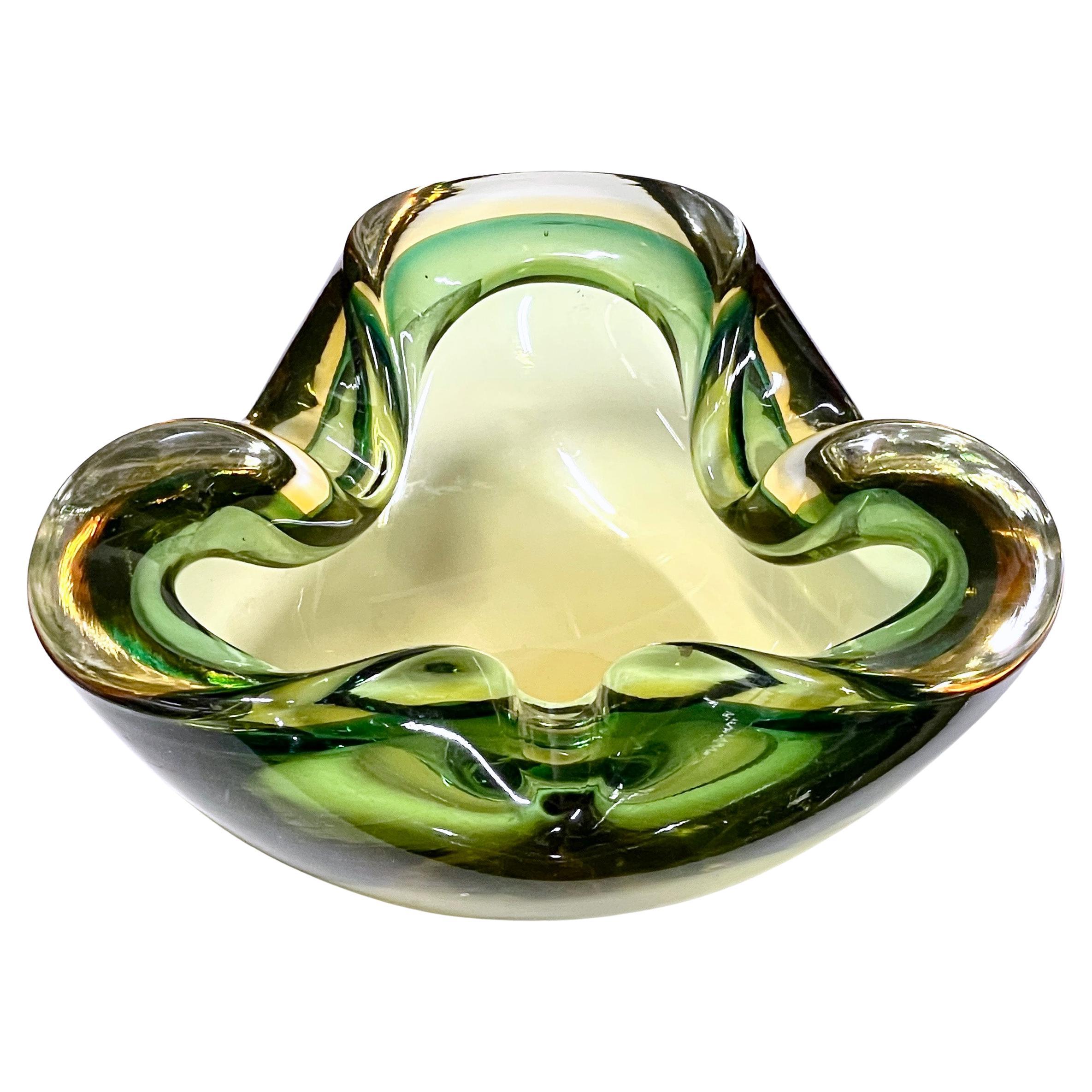 Mid Century Italian Murano Sommerso geblasenem Glas Aschenbecher. Wellen von schönem Peridotgrün. Ein wirklich schönes Stück!
Ursprünglich wurde er als Aschenbecher hergestellt, obwohl er auch für sich genommen ein wunderschönes Dekorationsobjekt