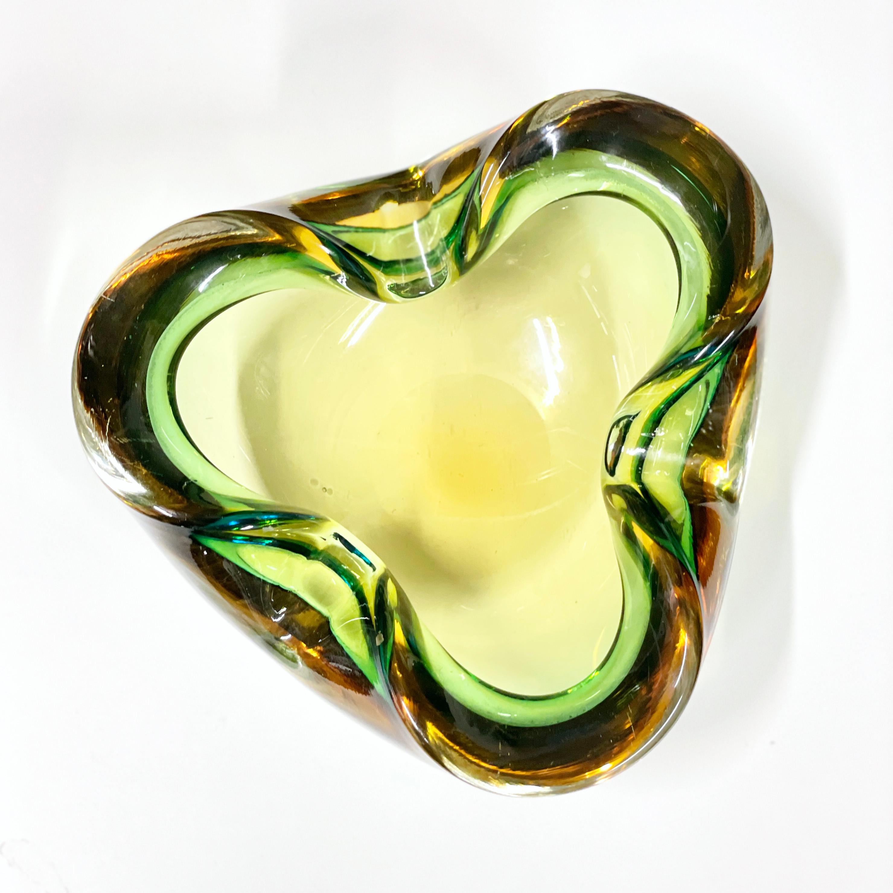 Mid Century Murano geblasenes Glas Aschenbecher / Schale (20. Jahrhundert) im Angebot
