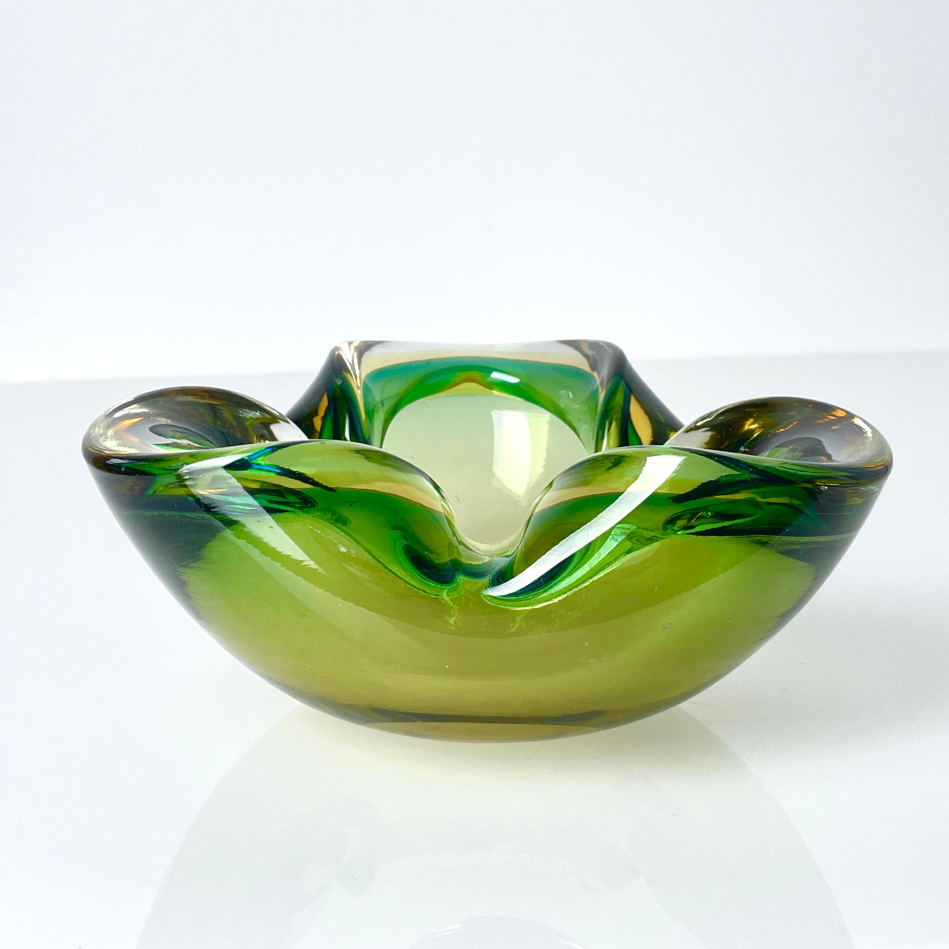 Mid Century Murano geblasenes Glas Aschenbecher / Schale (Moderne der Mitte des Jahrhunderts) im Angebot