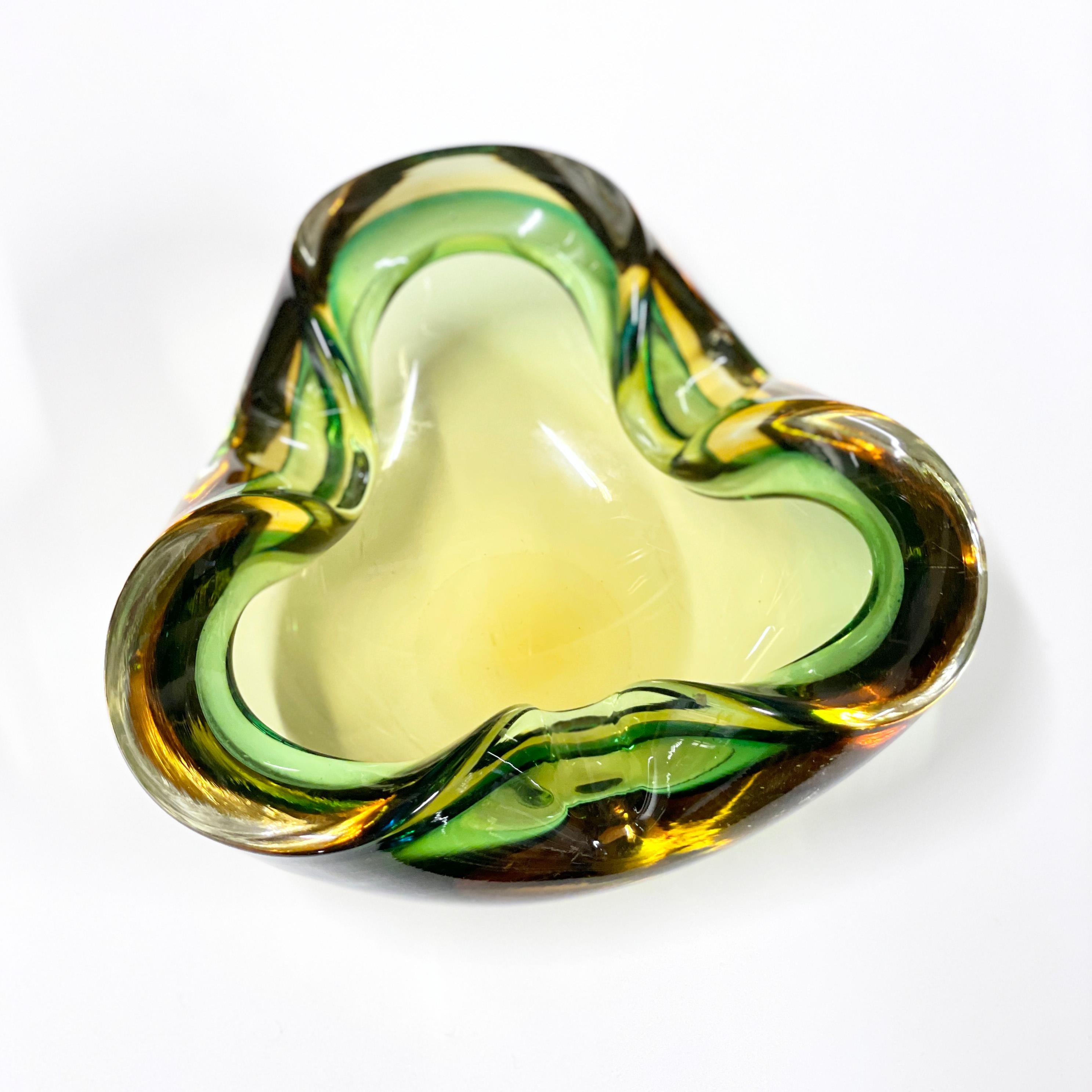 Mid Century Murano geblasenes Glas Aschenbecher / Schale (Muranoglas) im Angebot