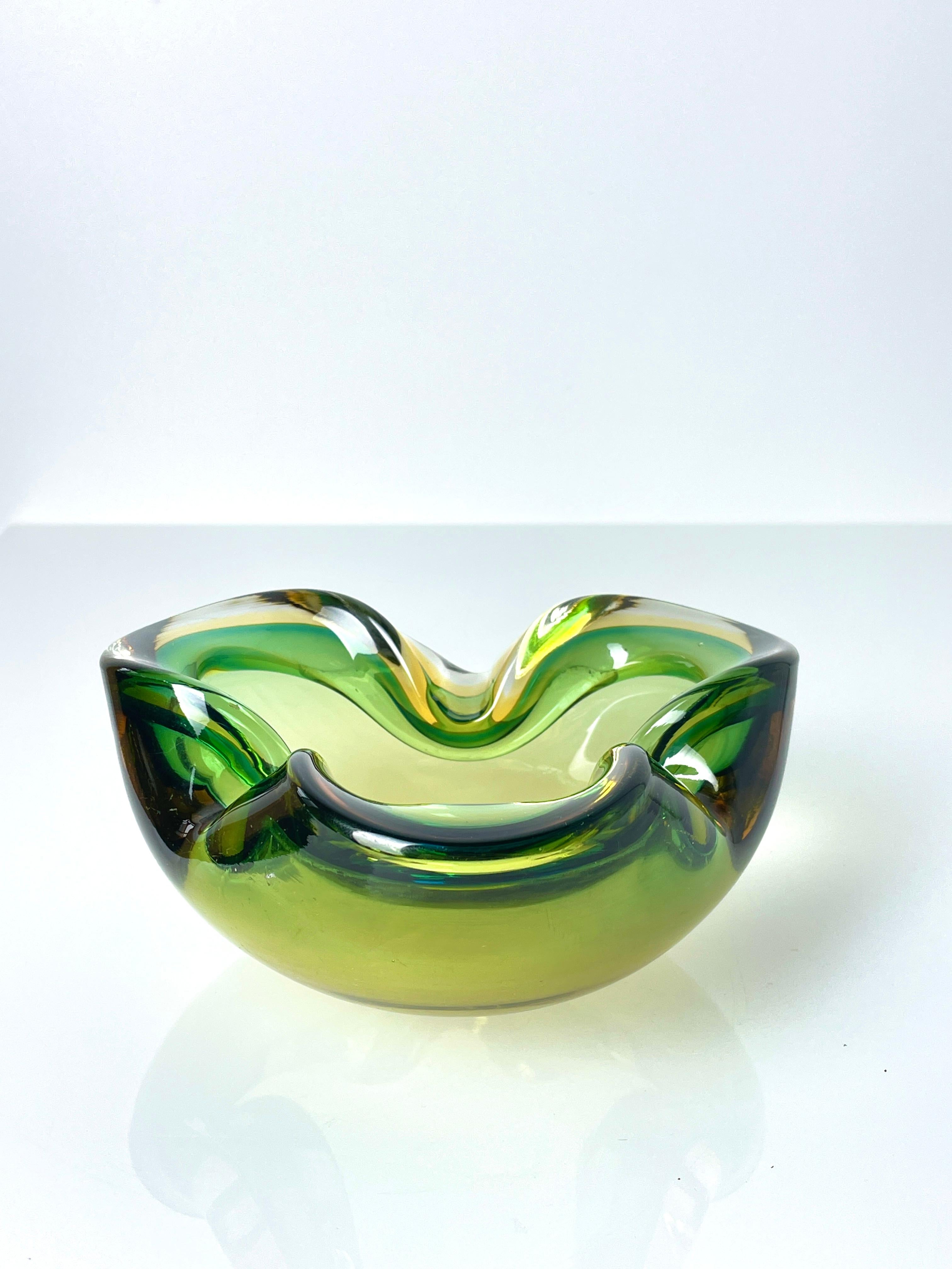 Mid Century Murano geblasenes Glas Aschenbecher / Schale (Italienisch) im Angebot
