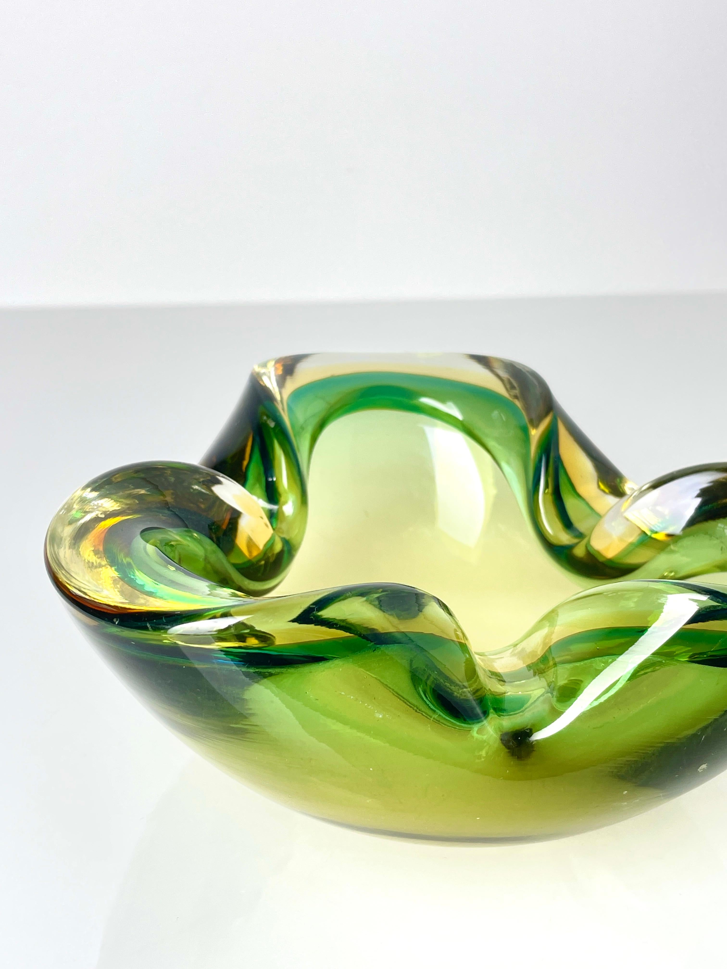 Mid Century Murano geblasenes Glas Aschenbecher / Schale im Zustand „Gut“ im Angebot in Bern, CH
