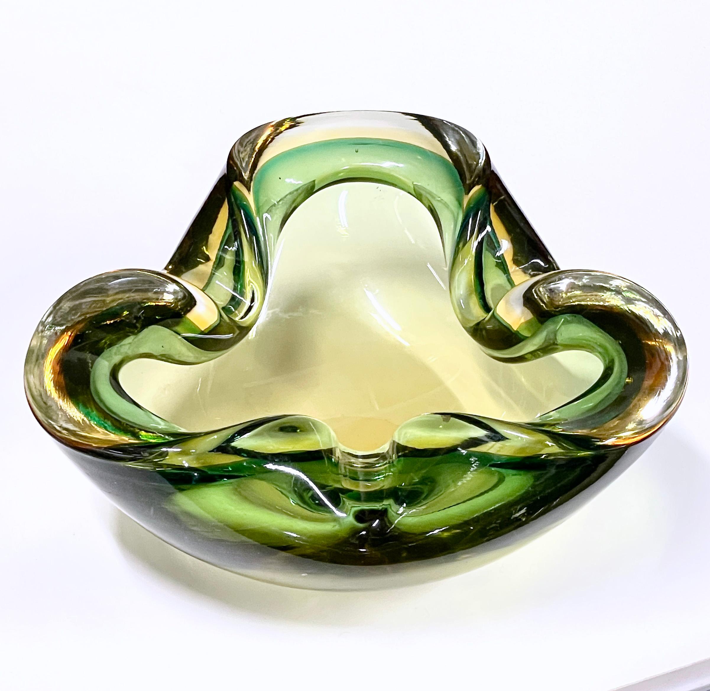 Mid Century Murano geblasenes Glas Aschenbecher / Schale im Angebot 3