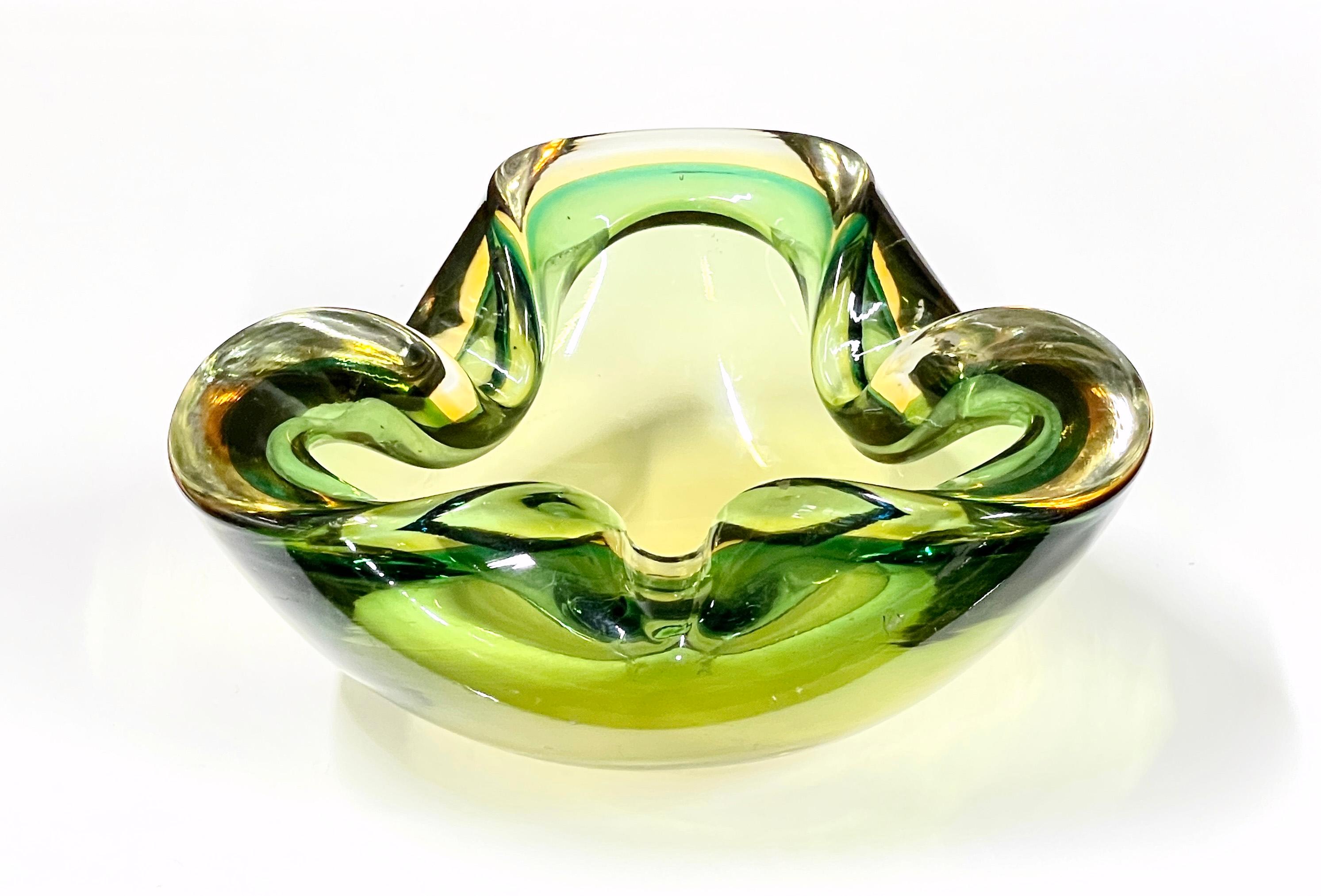 Mid Century Murano geblasenes Glas Aschenbecher / Schale im Angebot 4