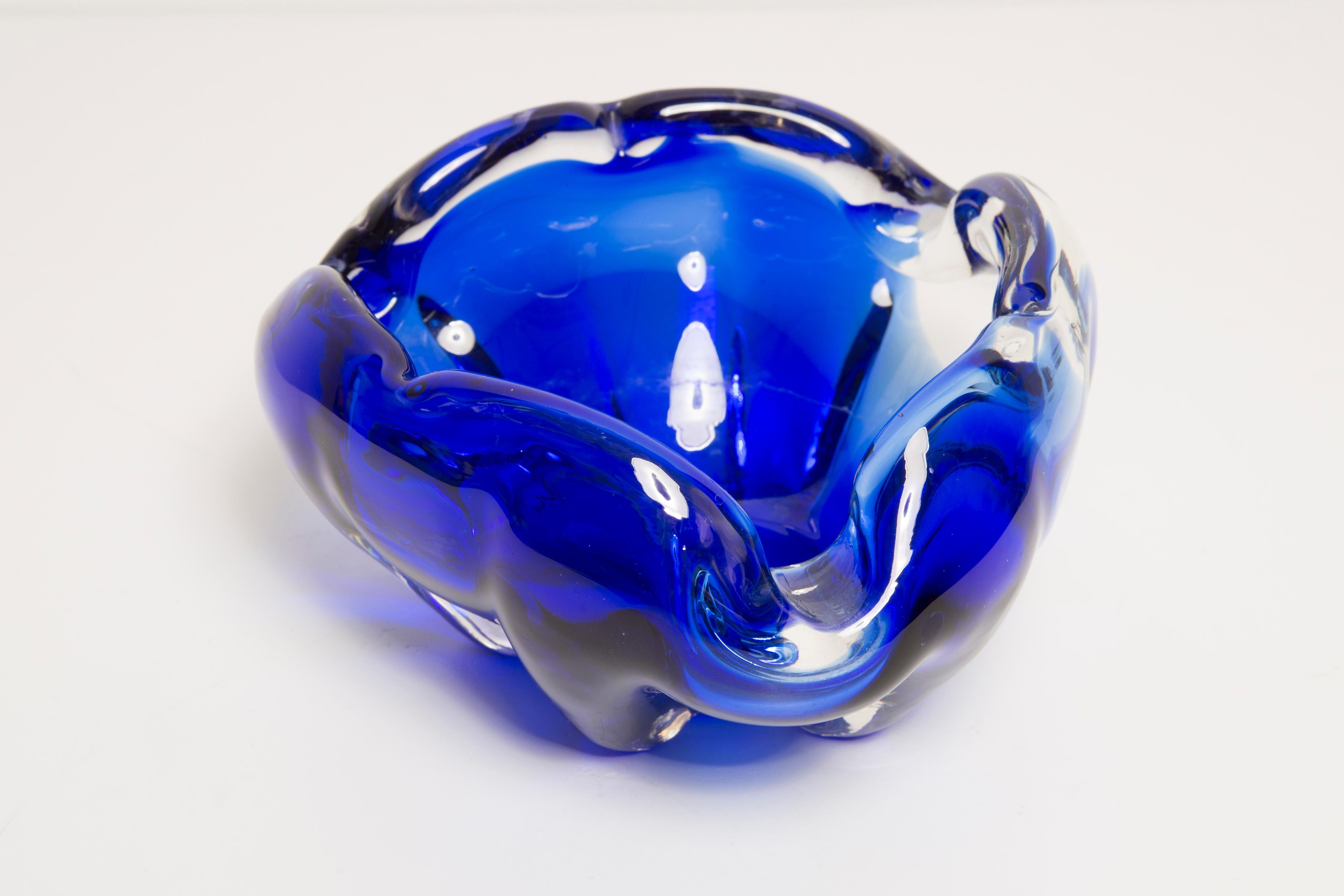 This original vintage glass ash tray bowl element was designed and produced in the 1970s in Lombardia, Italy. It is made in Sommerso Technique and has a fantastic faceted form. The vibrant color makes this items highly decorative. This item is a