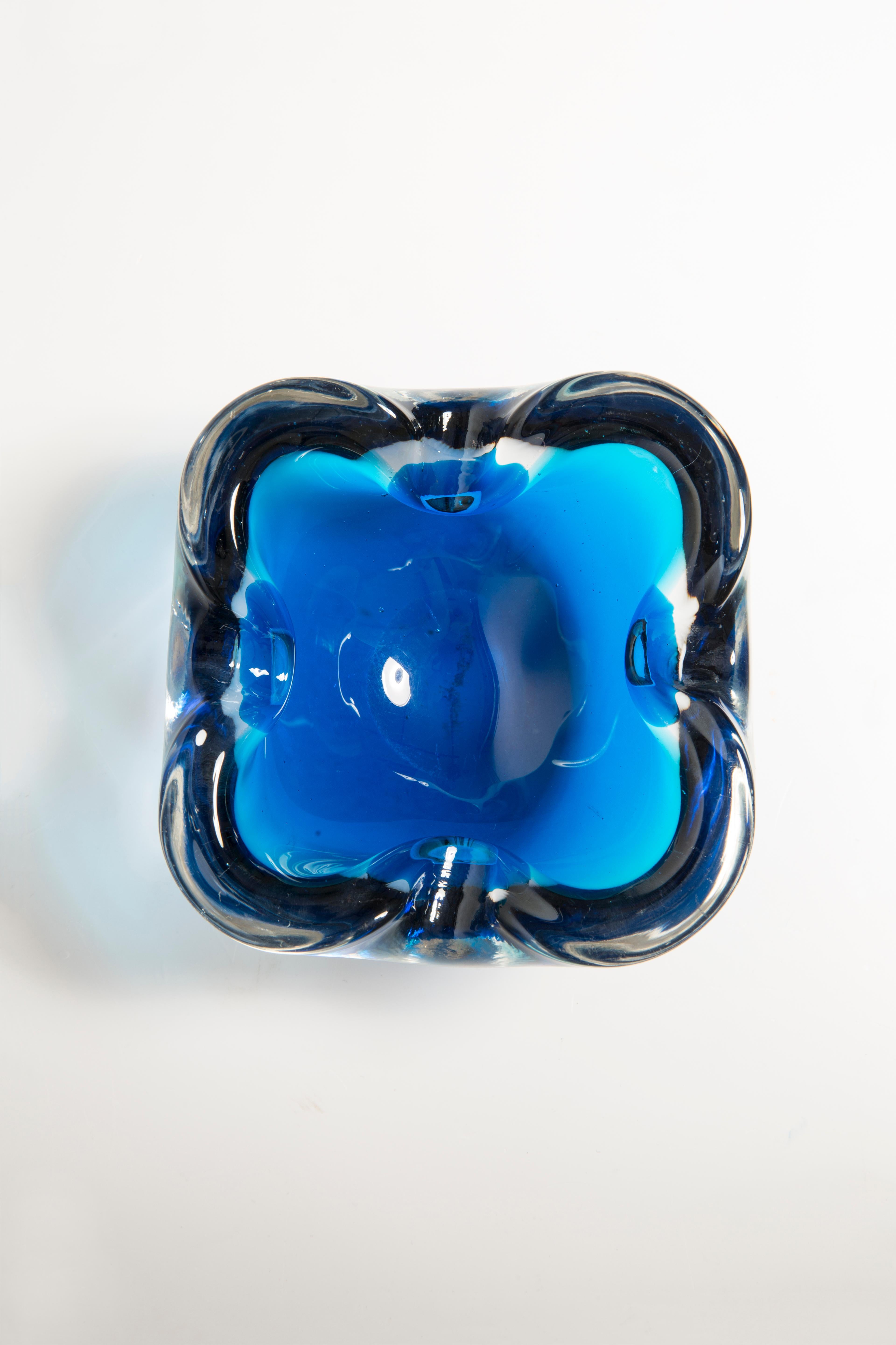 Aschenbecherschale aus blauem Muranoglas aus der Mitte des Jahrhunderts, Italien, 1970er Jahre (Glas) im Angebot