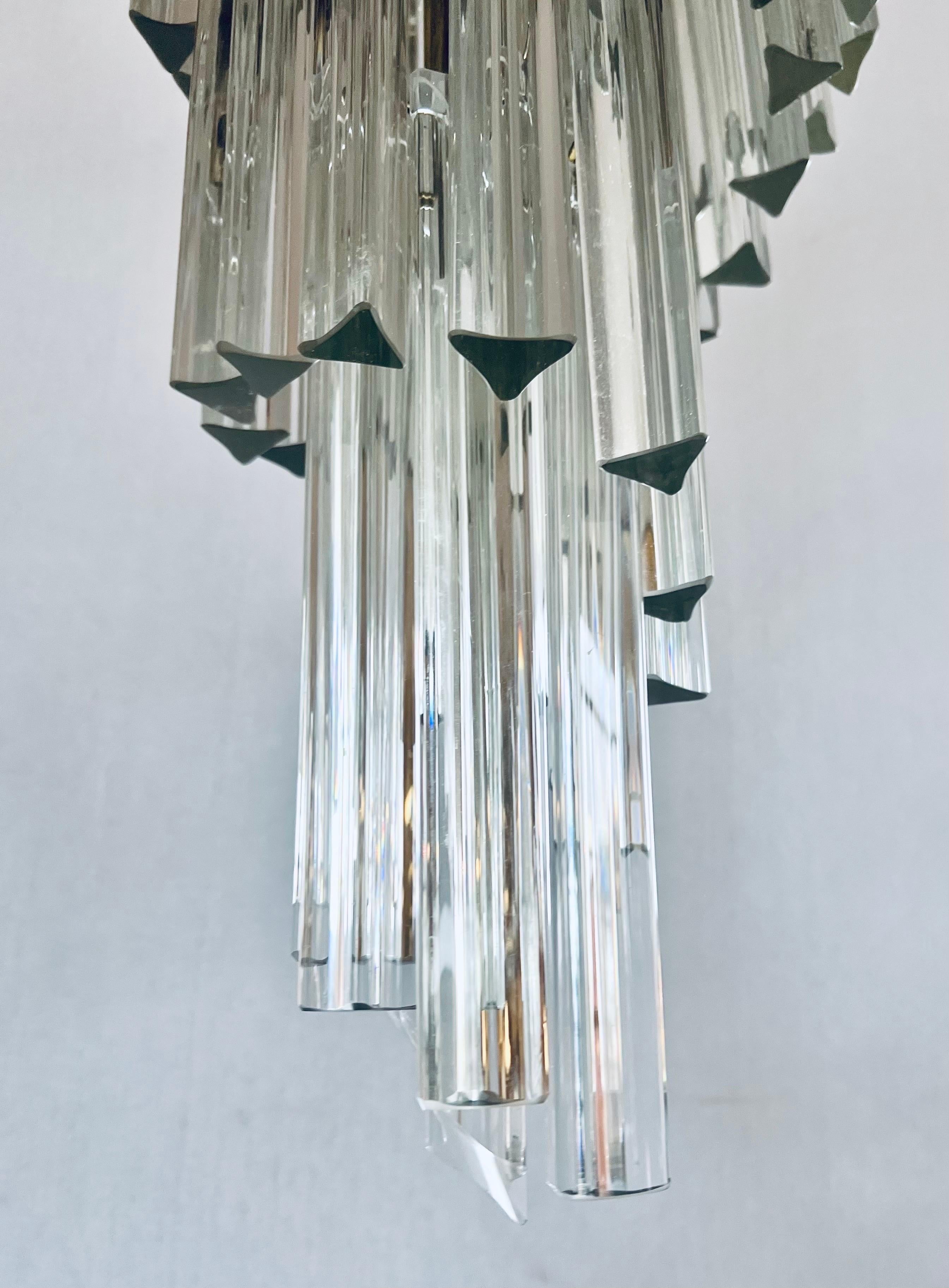 Atemberaubende Mitte des Jahrhunderts moderne Camer Glas Prisma Kronleuchter mit Spirale fließen.
Jedes der Prismen ist abnehmbar. Insgesamt sechs Lichter. Warum nicht das Beste besitzen.
Für die USA verkabelt und in einwandfreiem Zustand.