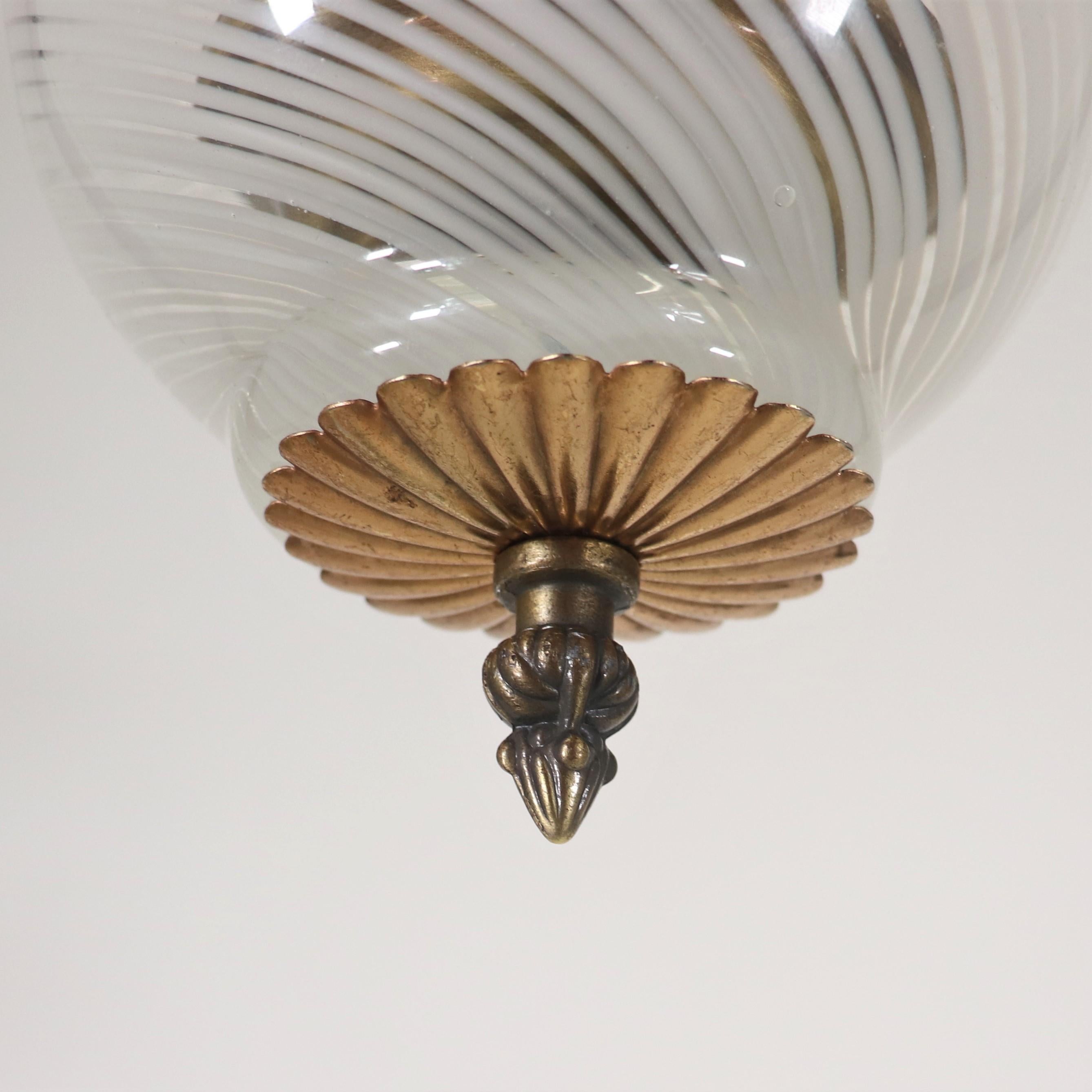Ottone Plafoniera di Murano del metà del secolo scorso con filigrana bianca in vendita