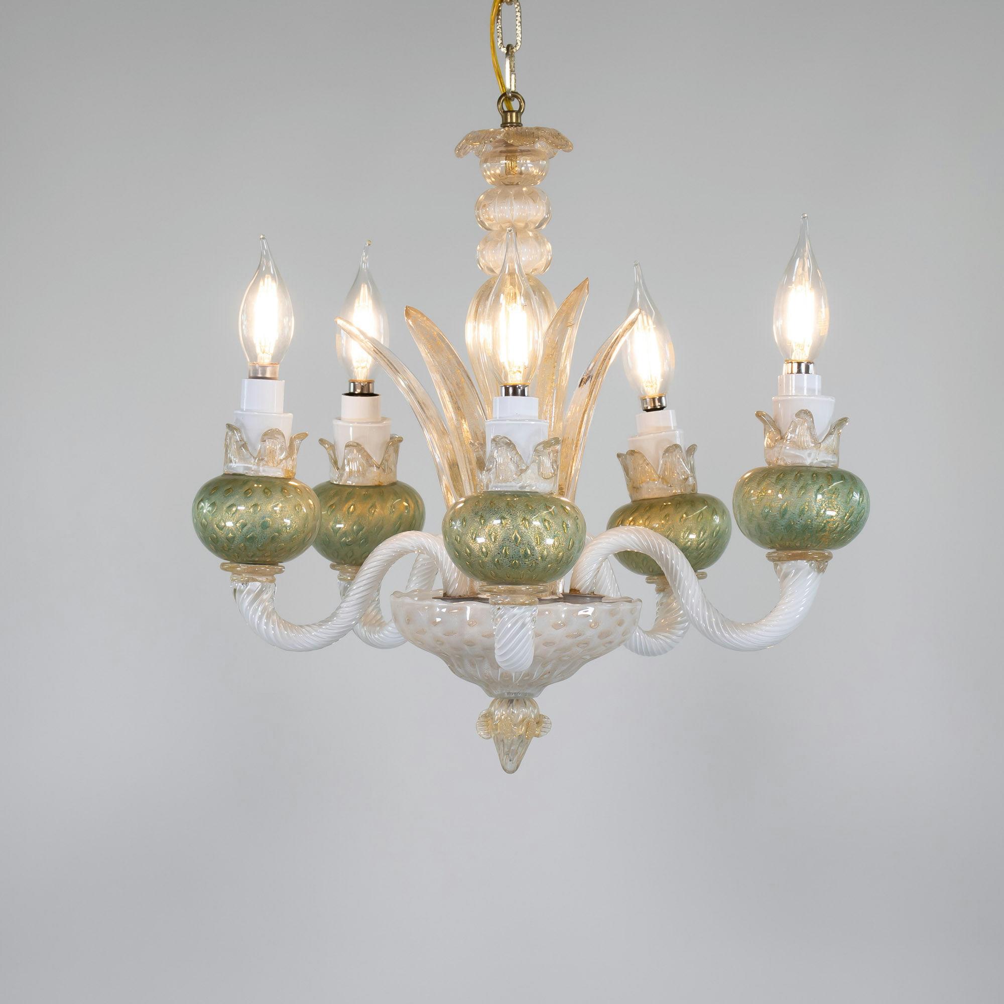 Questo lampadario di Murano di metà secolo, realizzato a mano e infuso in oro, di colore verde chartreuse e bianco, è caratterizzato da cinque bracci bianchi a voluta con coppe verdi sferiche che ricordano la forma di melograni, completate da una