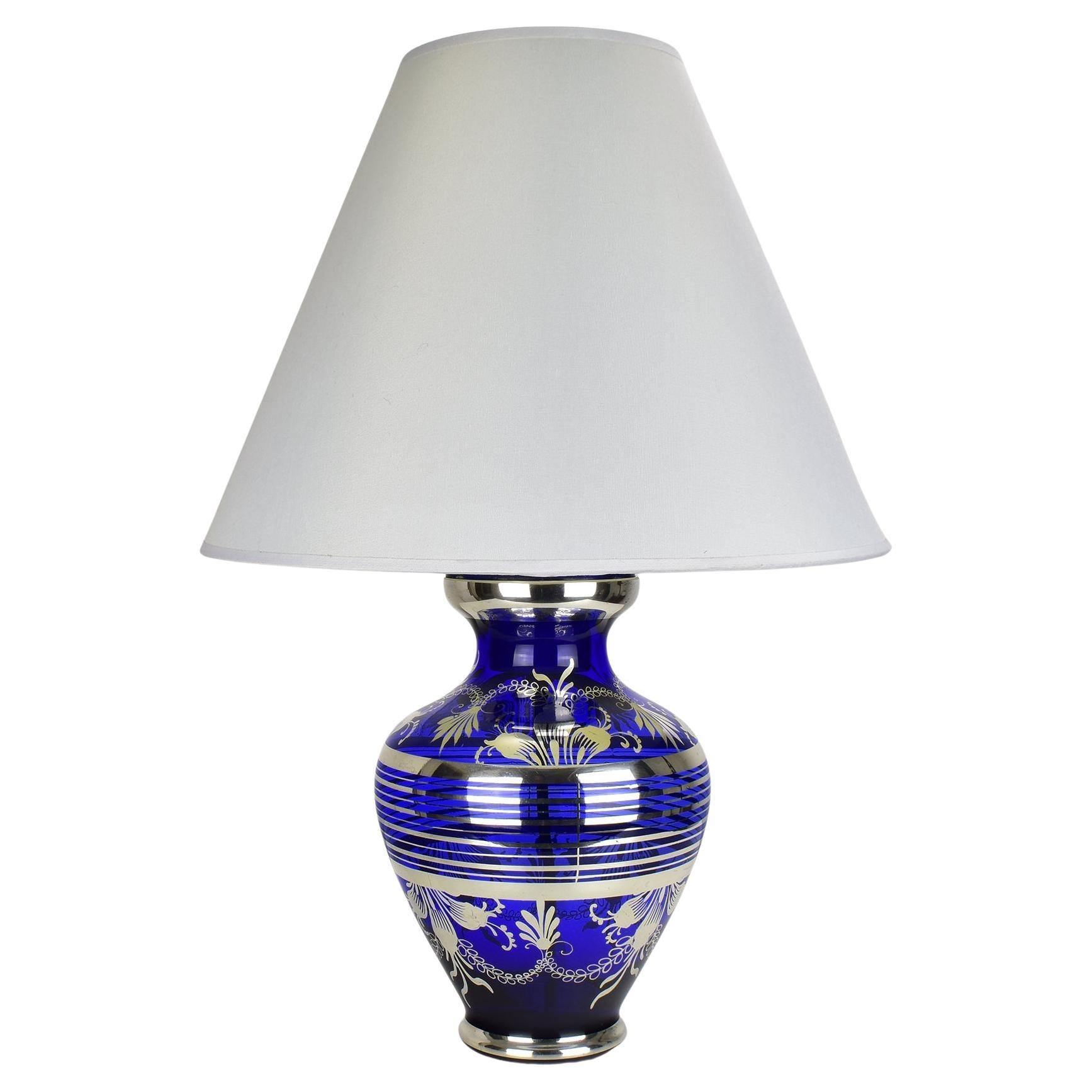 Lampada da tavolo in vetro blu cobalto di Murano di metà secolo con sovrapposizione d'argento Balboa attr.