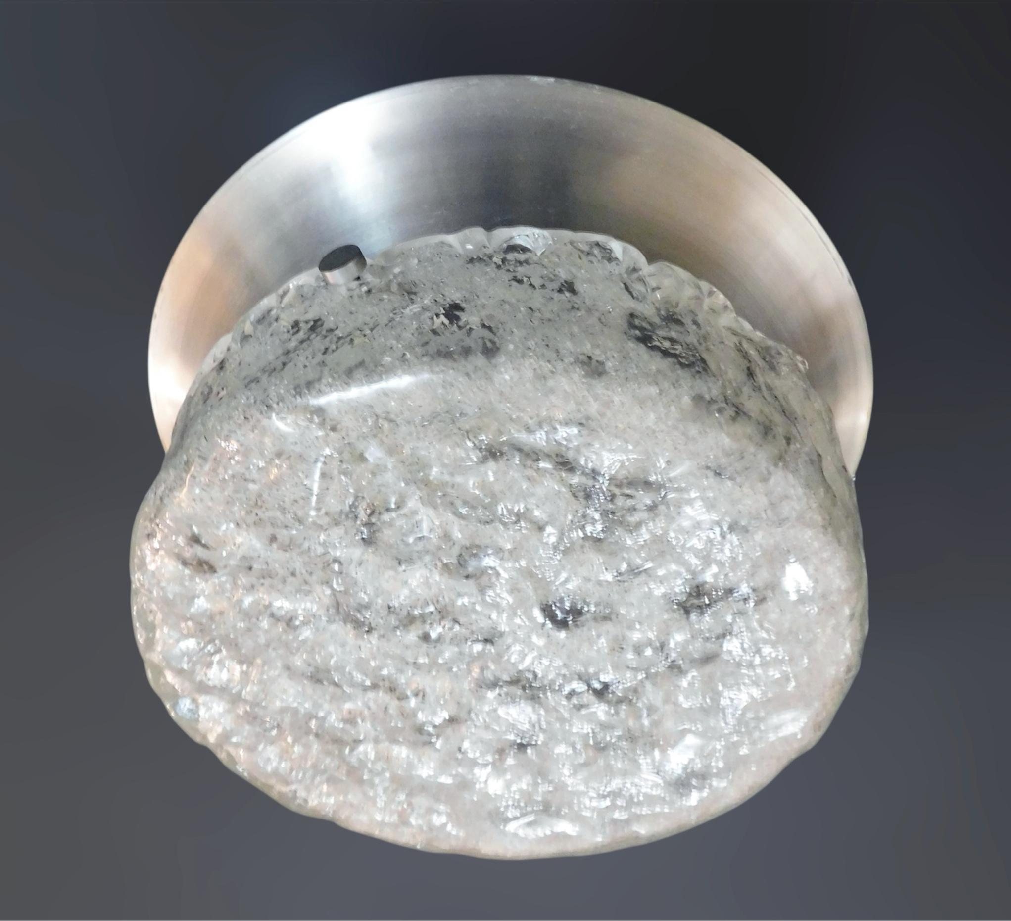 Aplique de pared o empotrable italiano vintage con una única pantalla de cristal de Murano blanco esmerilado texturizado montado sobre un marco de aluminio / Fabricado en Italia por Mazzega, hacia la década de 1960
Medidas: diámetro 14 pulgadas,