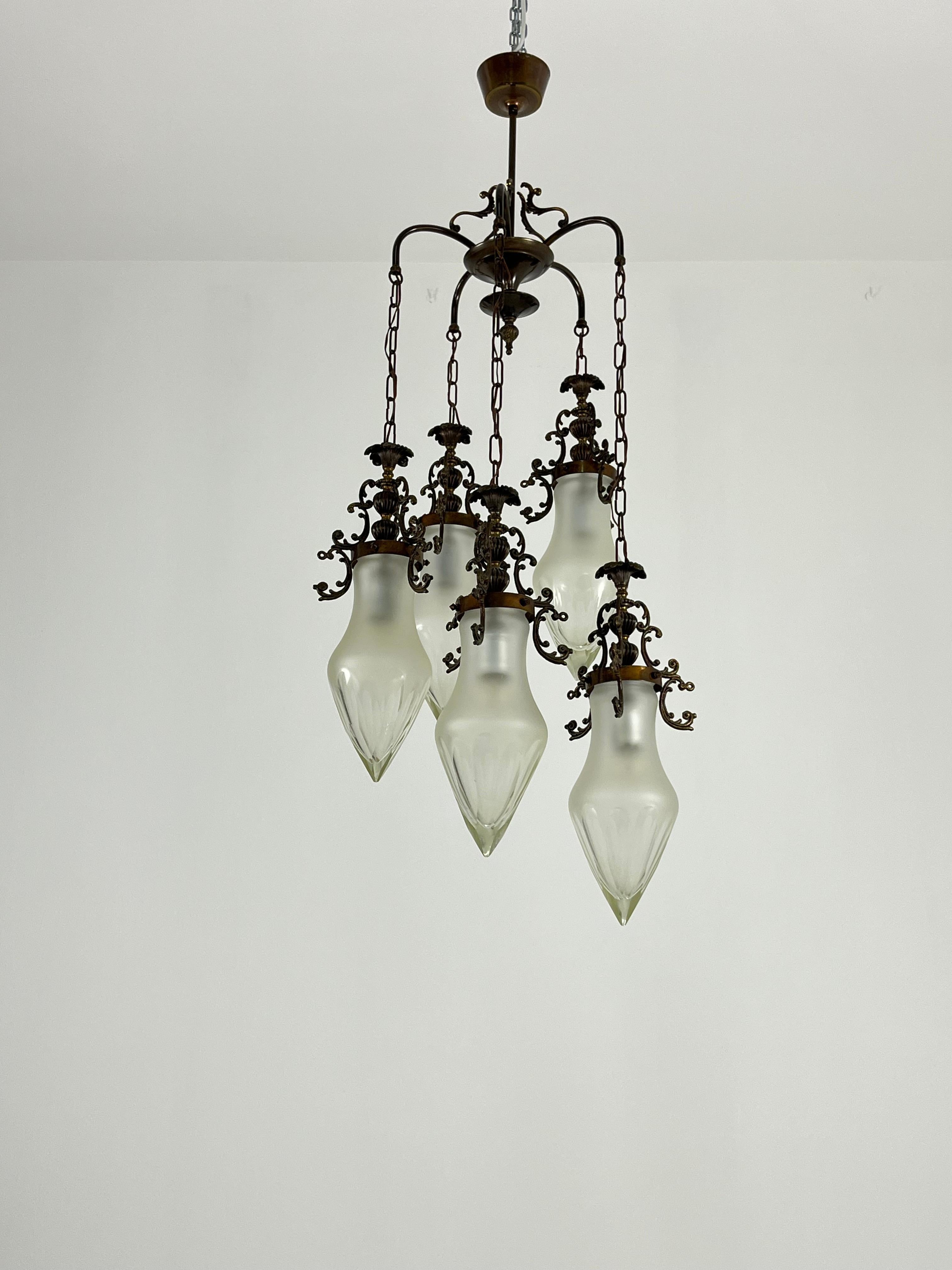 Lampadario a 5 luci a cascata in vetro di Murano del 1960
Condit e in buone condizioni.
Struttura in metallo.
Trovato in un appartamento della mia città, Palermo.
È stato acquistato dai nonni della persona che mi ha venduto il lampadario durante la