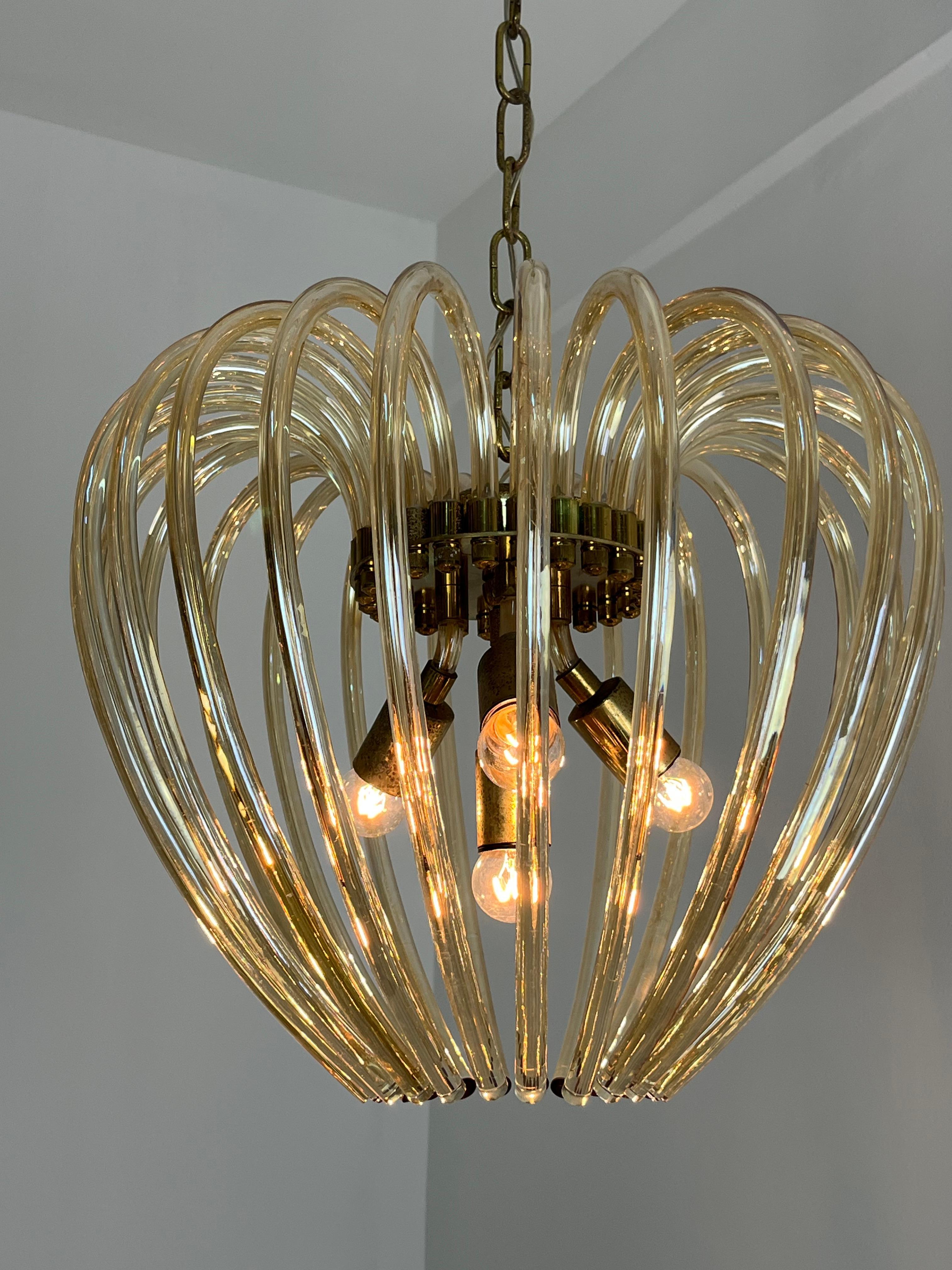 Lampadario a quattro luci in vetro di Murano e ottone della metà del secolo scorso attribuito a Venini, anni '60
Il vetro è intatto, composto da bacchette di vetro di Murano caramellate.
La cornice in ottone presenta piccoli segni di invecchiamento