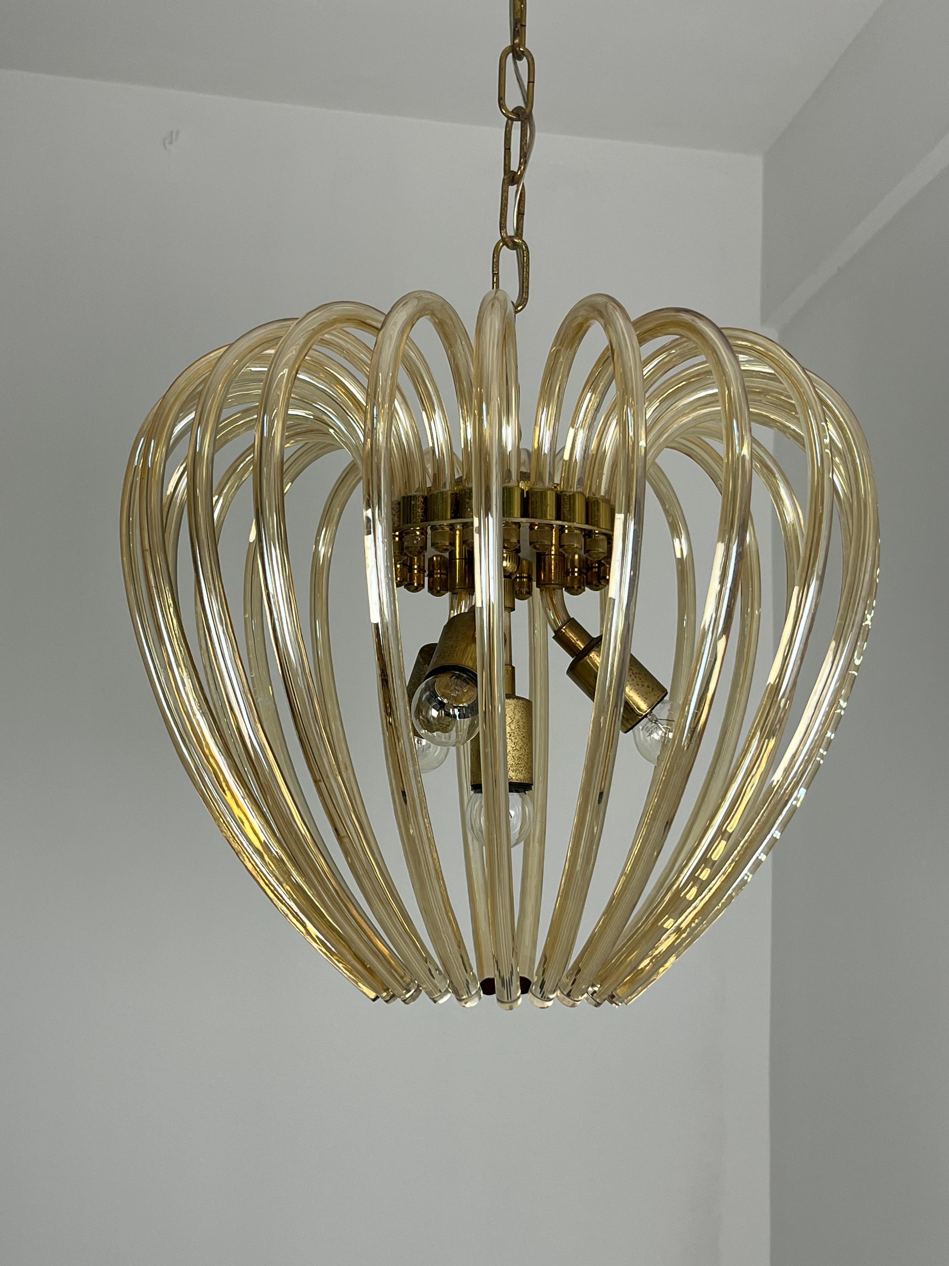 Italiano Lampadario a 4 luci in vetro di Murano e ottone della metà del secolo scorso attribuito a Venini, 1950 in vendita