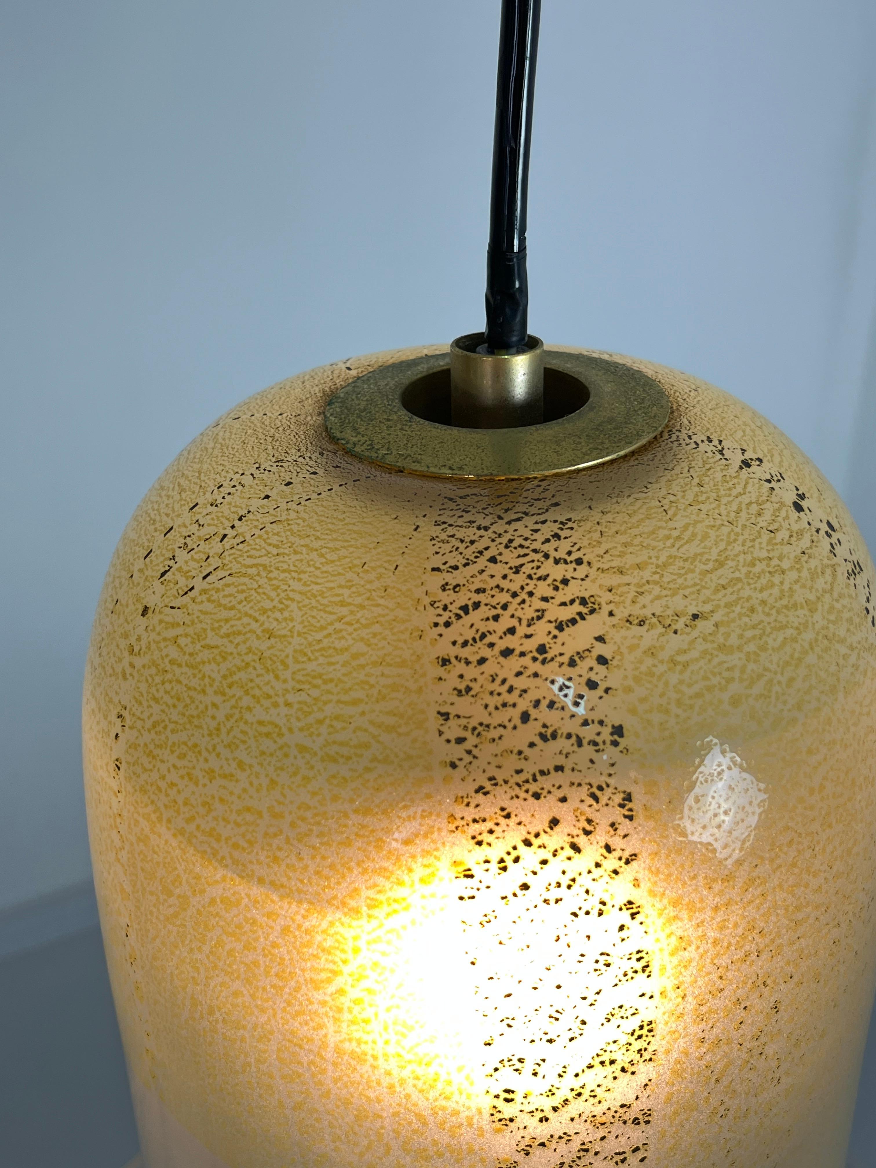 Lámpara de campana de cristal de Murano y latón de mediados de siglo, atribuida a Venini, años 60 en venta 4