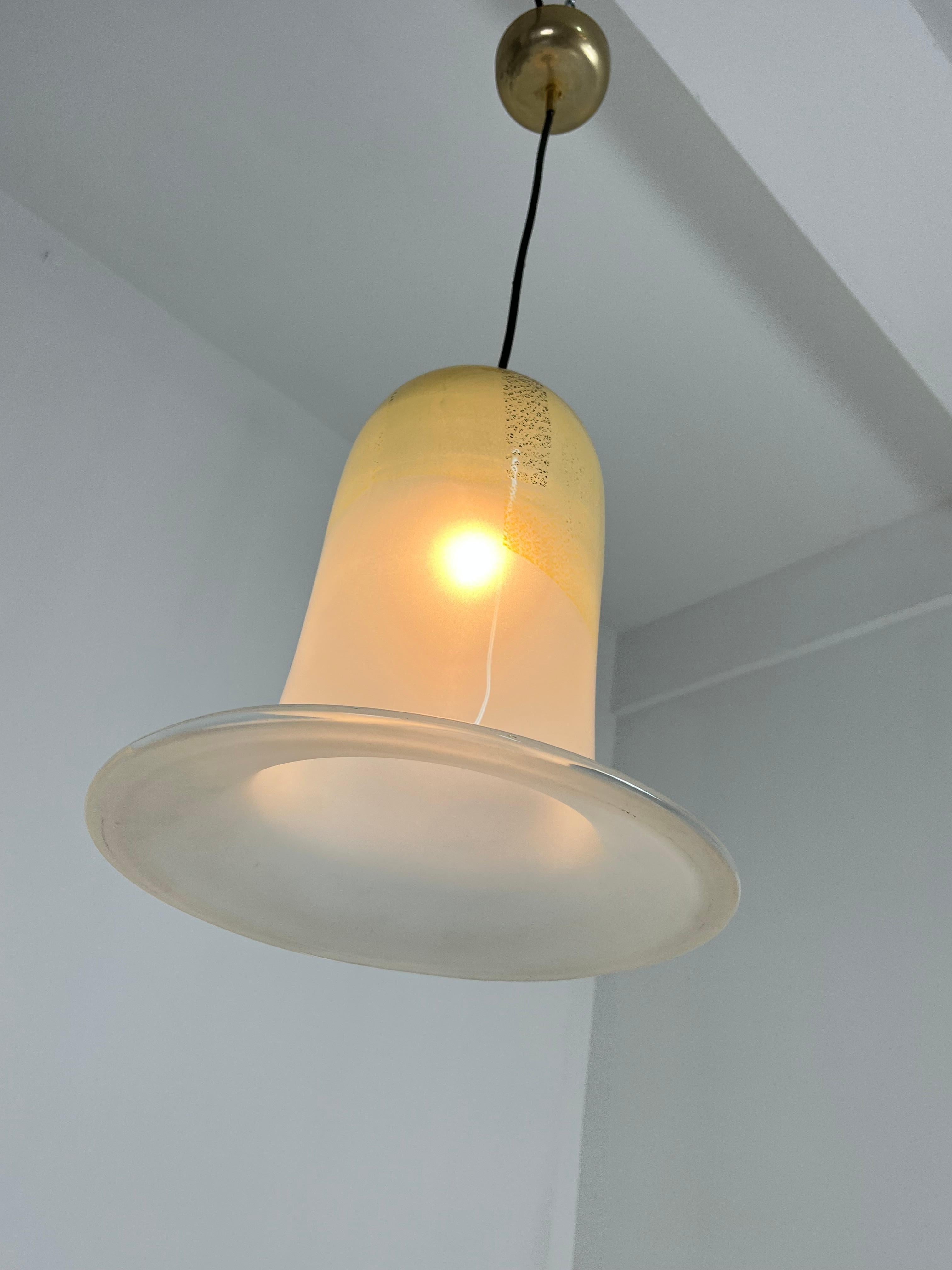 Lámpara de campana de cristal de Murano y latón de mediados de siglo, atribuida a Venini, años 60 en venta 5