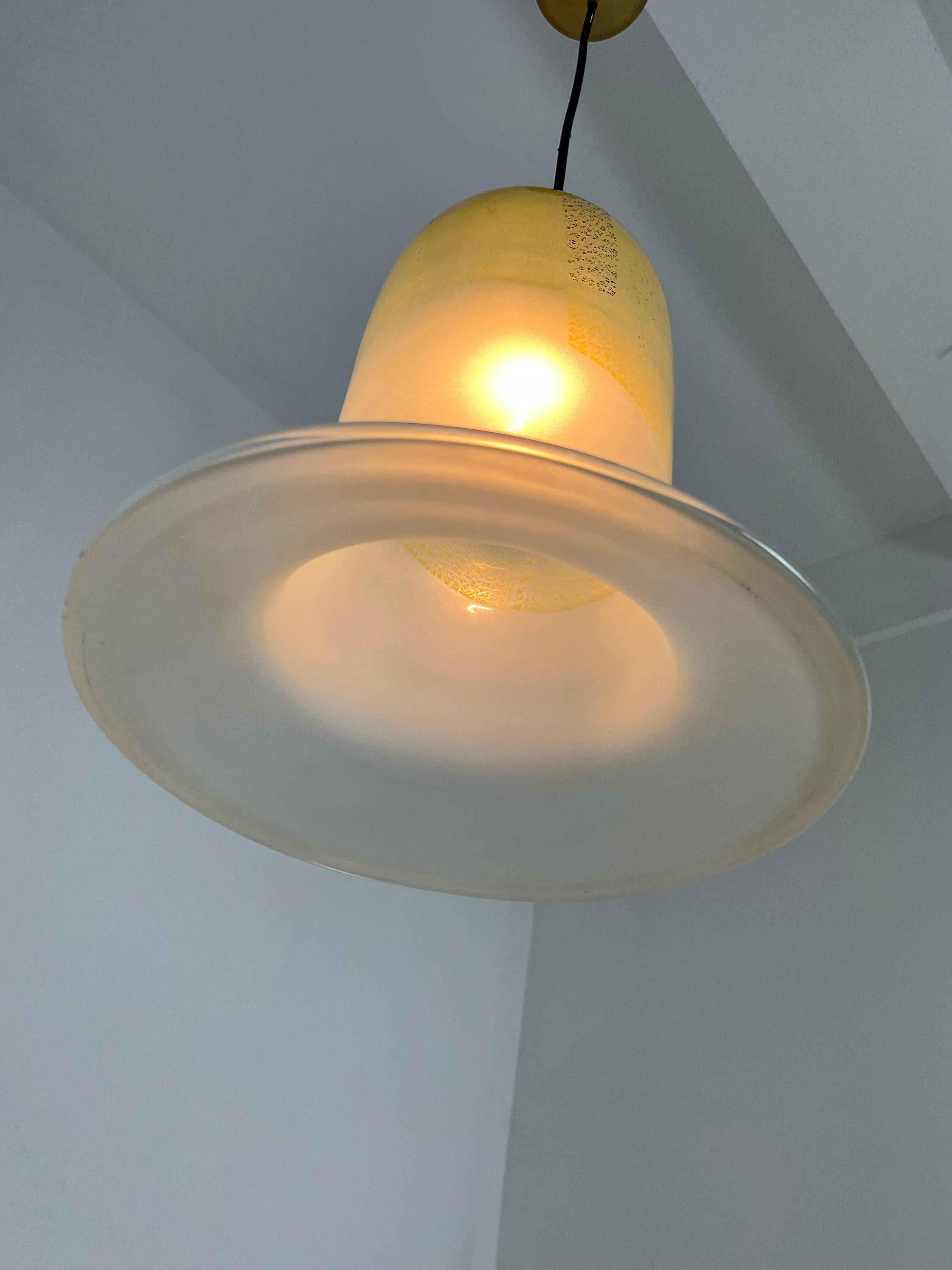 Lámpara de campana de cristal de Murano y latón de mediados de siglo, atribuida a Venini, años 60 en venta 6