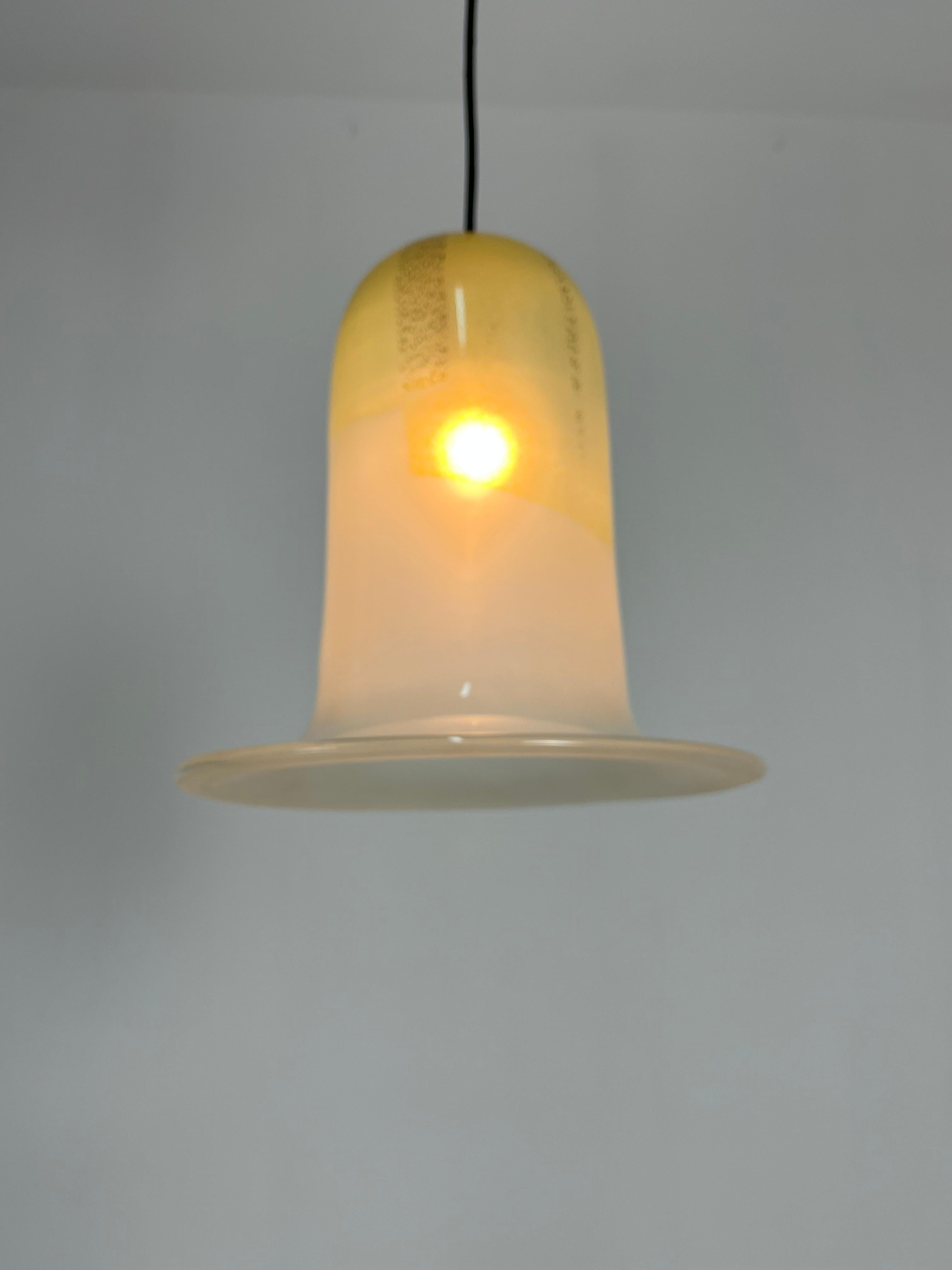 Lámpara de campana de cristal de Murano y latón de mediados de siglo, atribuida a Venini, años 60 en venta 7