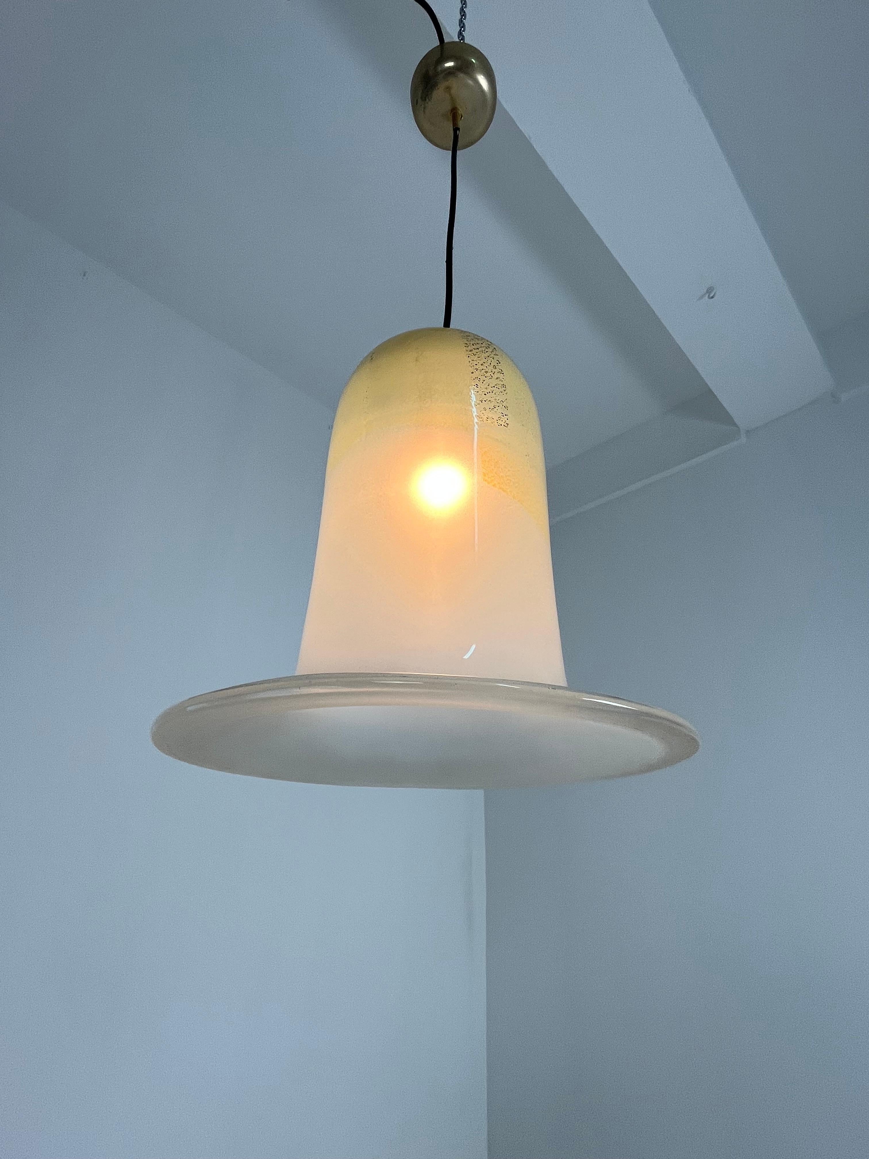Lámpara de campana de cristal de Murano y latón de mediados de siglo, atribuida a Venini, años 60 en venta 8