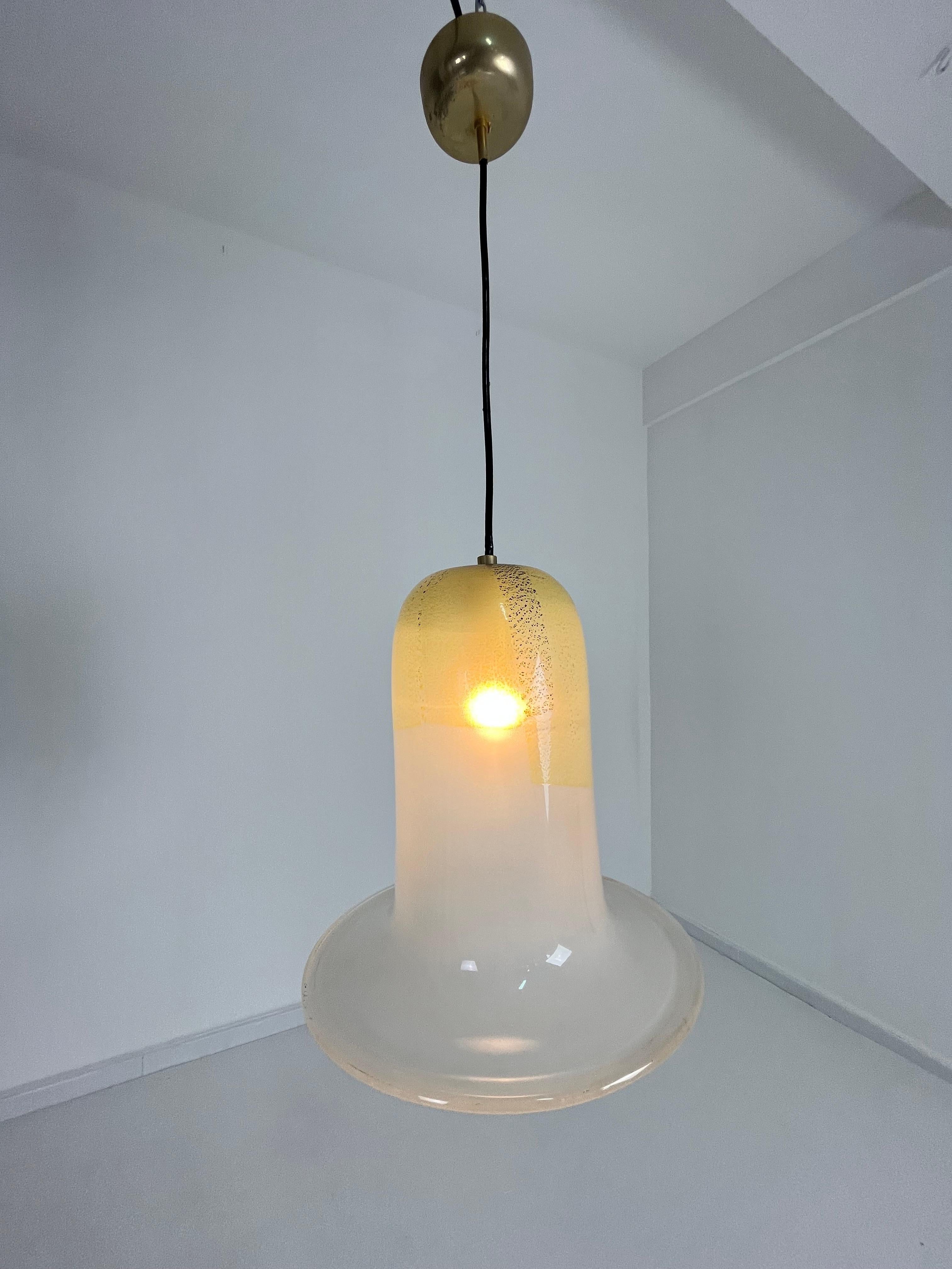 Lámpara de campana de cristal de Murano y latón de mediados de siglo, atribuida a Venini, años 60 en venta 9