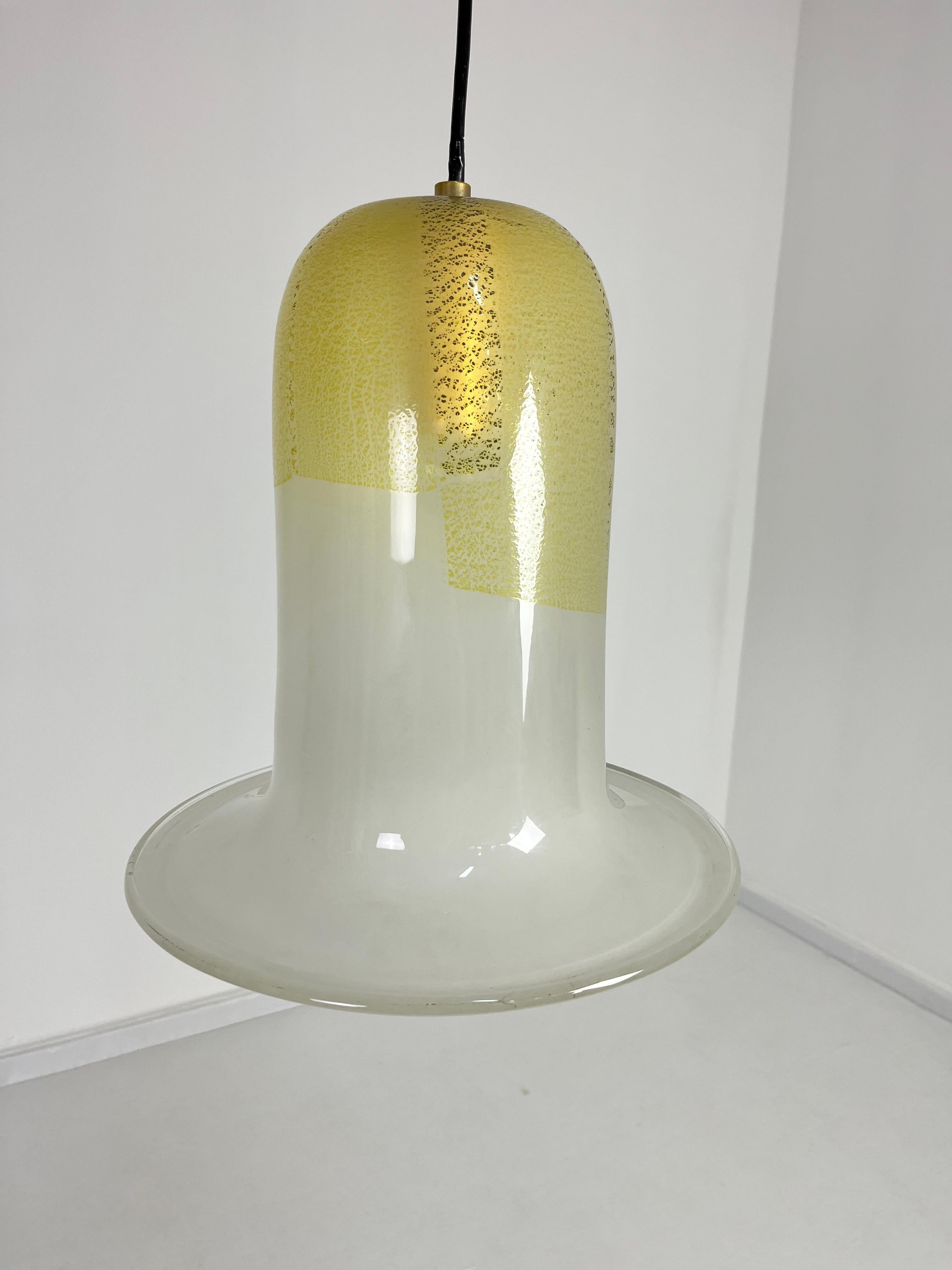 Lámpara de campana de cristal de Murano y latón de mediados de siglo, atribuida a Venini, años 60
Cristal intacto, bombilla E27.
Buen estado.
El diámetro de la campana es de 38 cm y tiene 40 cm de altura (90 cm incluyendo el cable.

Garantizamos un