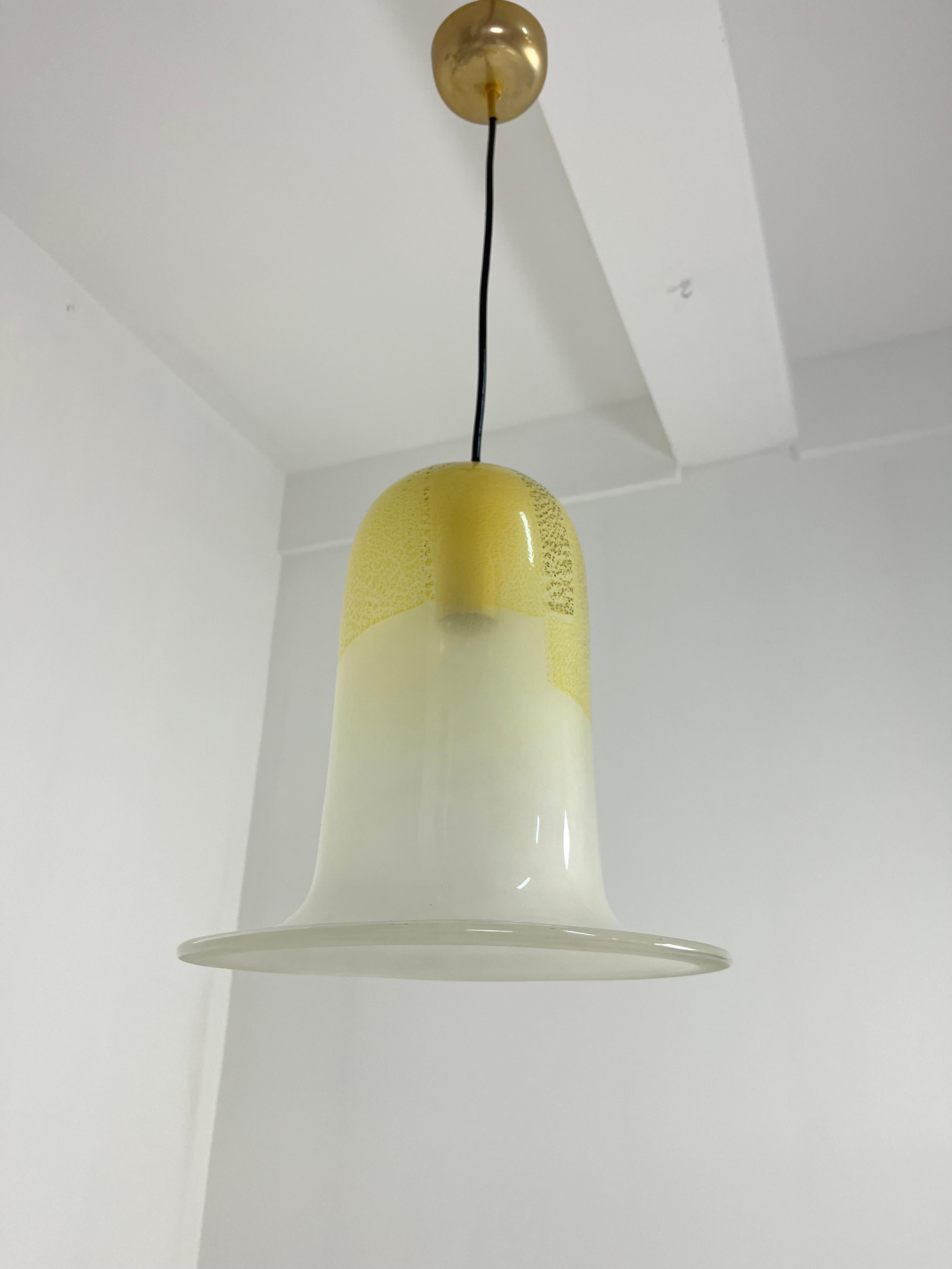 Lámpara de campana de cristal de Murano y latón de mediados de siglo, atribuida a Venini, años 60 Italiano en venta
