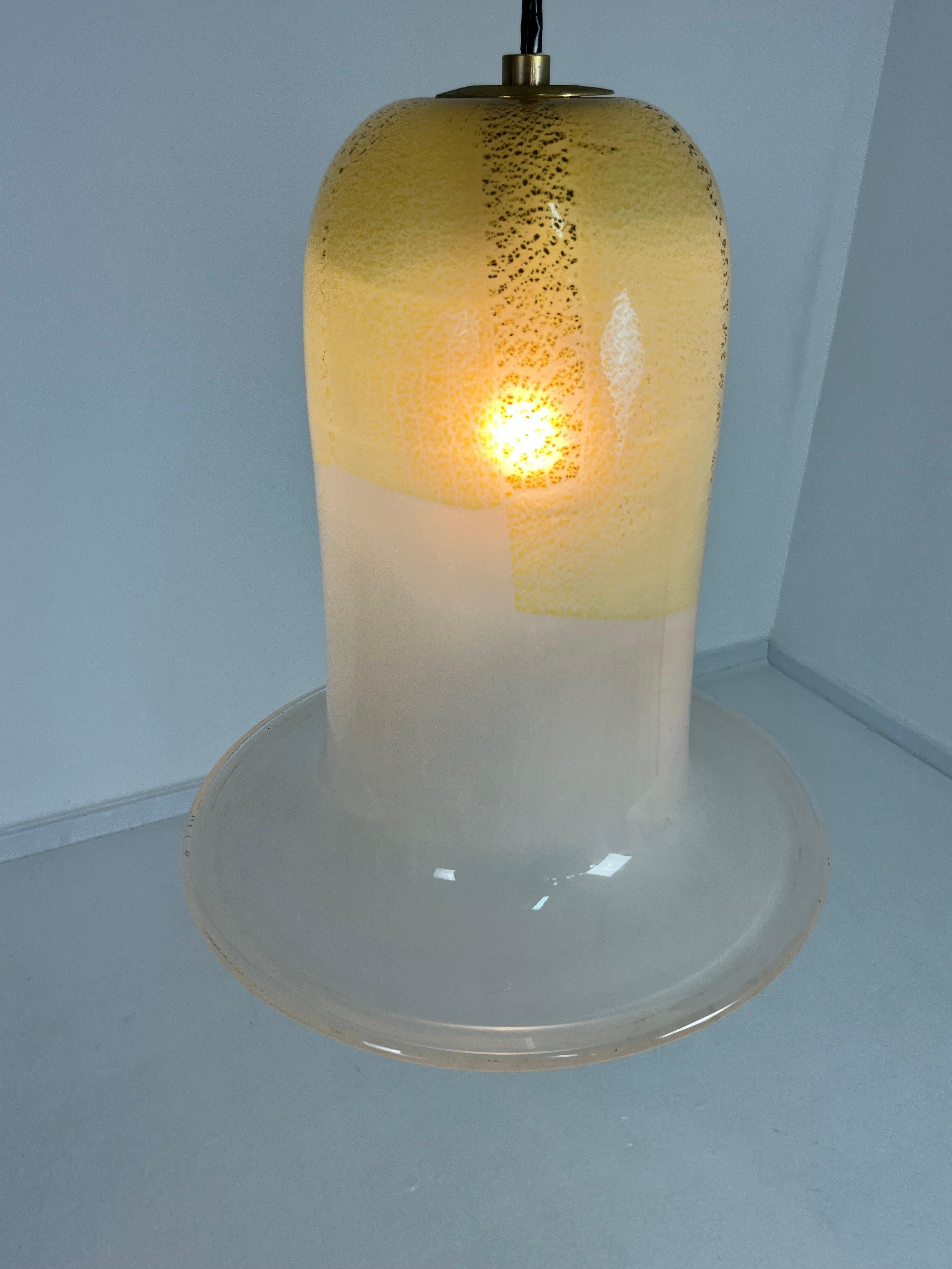 Lámpara de campana de cristal de Murano y latón de mediados de siglo, atribuida a Venini, años 60 mediados del siglo XX en venta