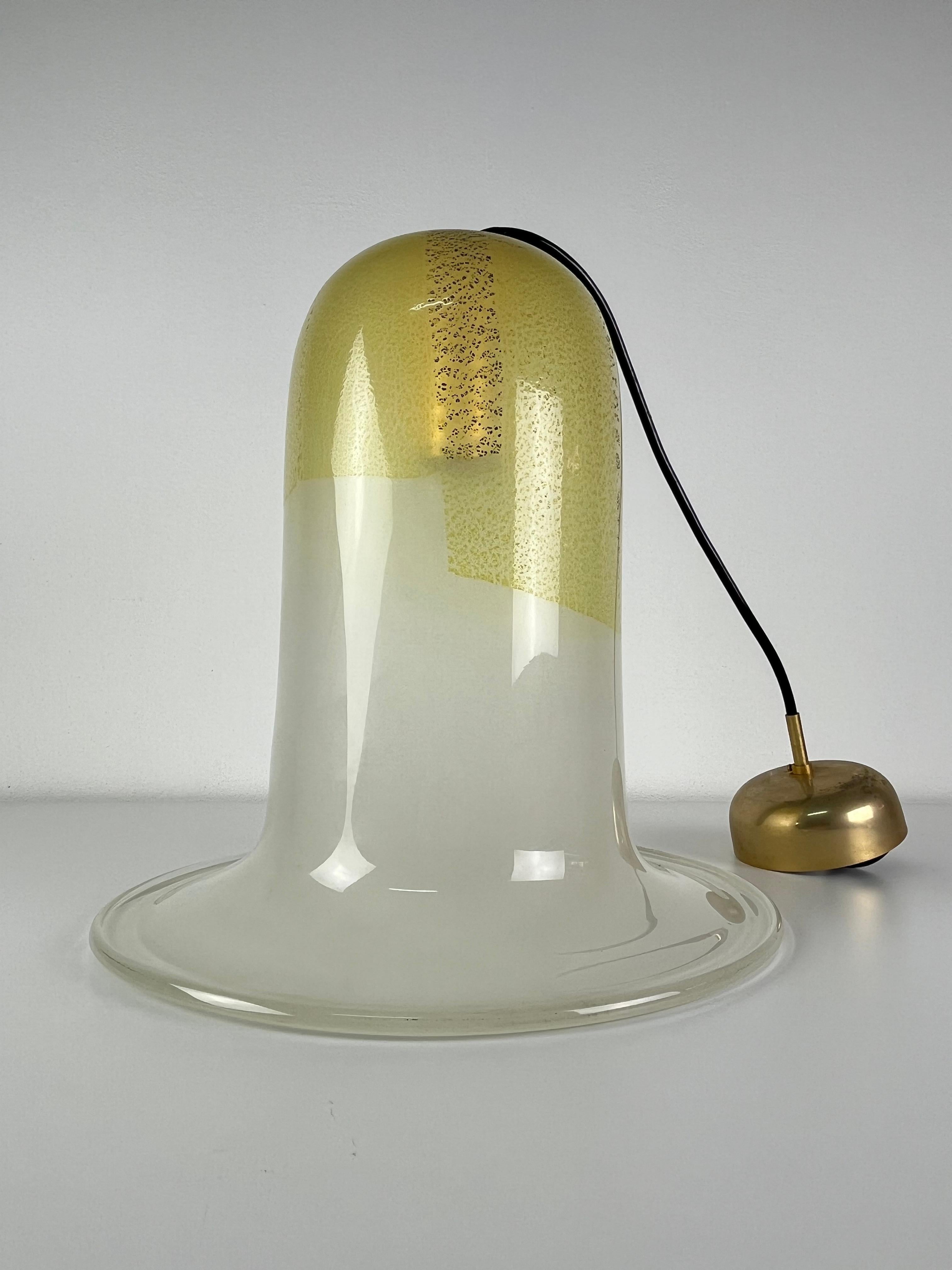 Lámpara de campana de cristal de Murano y latón de mediados de siglo, atribuida a Venini, años 60 en venta 1