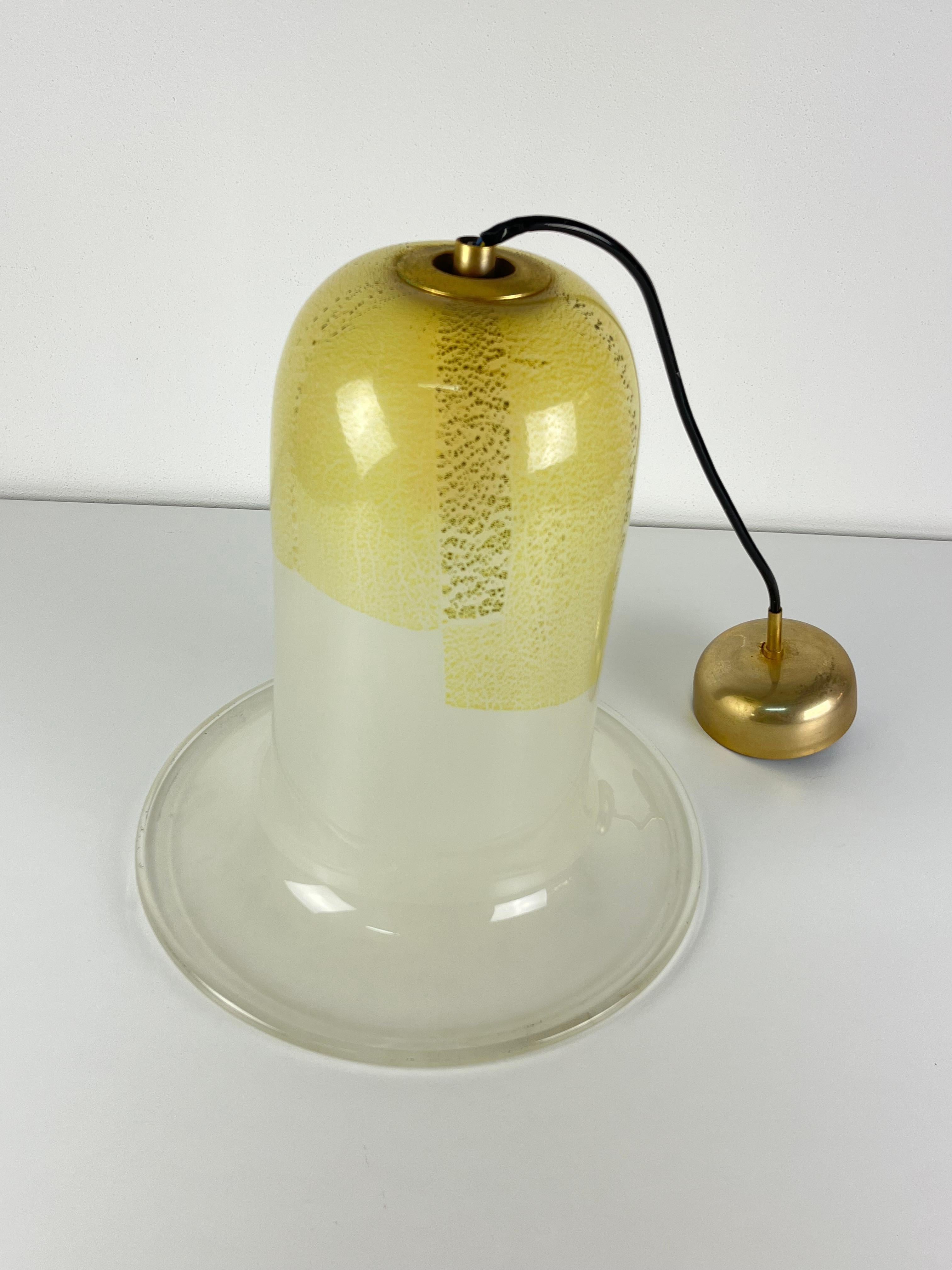 Lámpara de campana de cristal de Murano y latón de mediados de siglo, atribuida a Venini, años 60 en venta 2