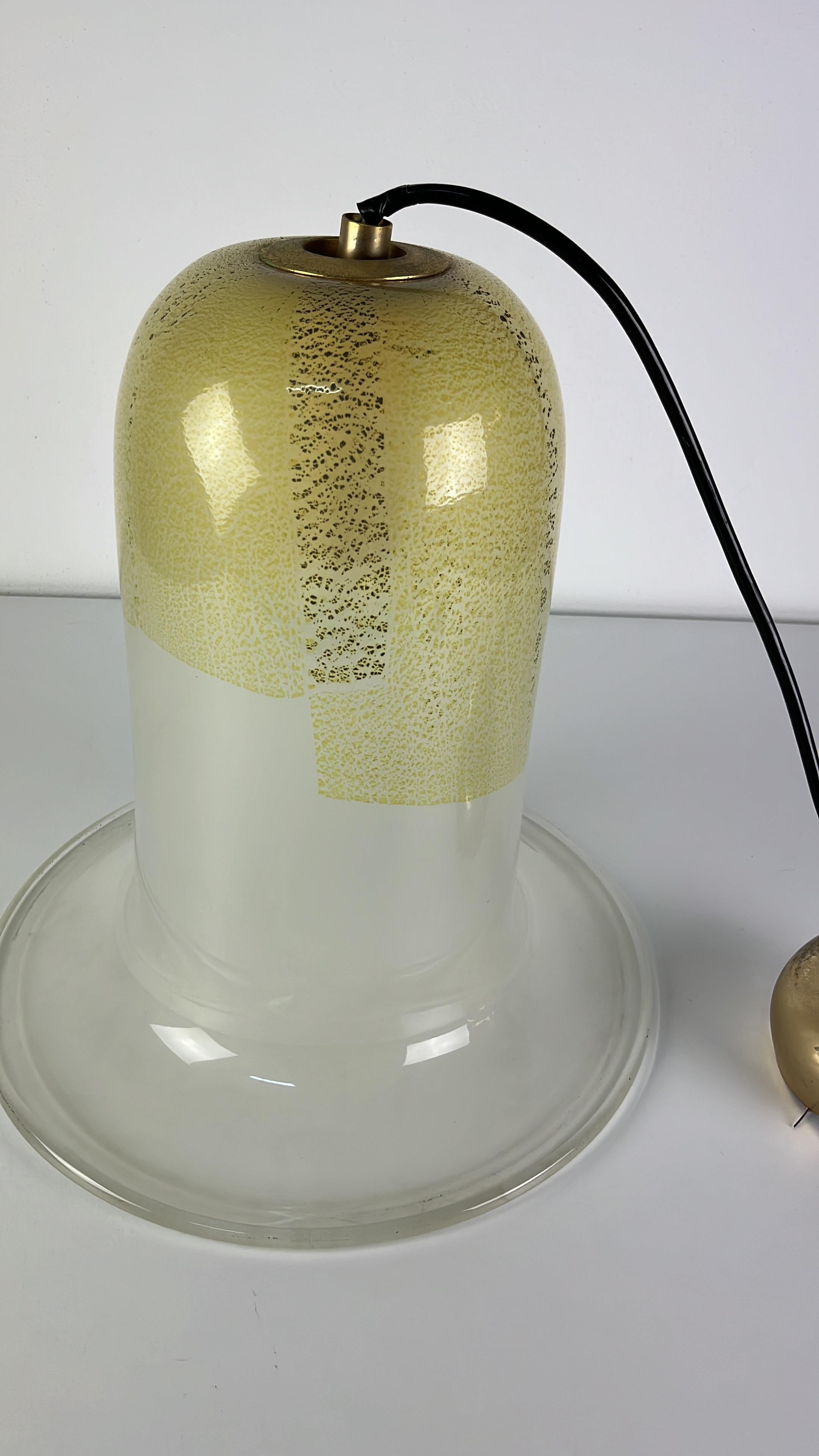 Lámpara de campana de cristal de Murano y latón de mediados de siglo, atribuida a Venini, años 60 en venta 3
