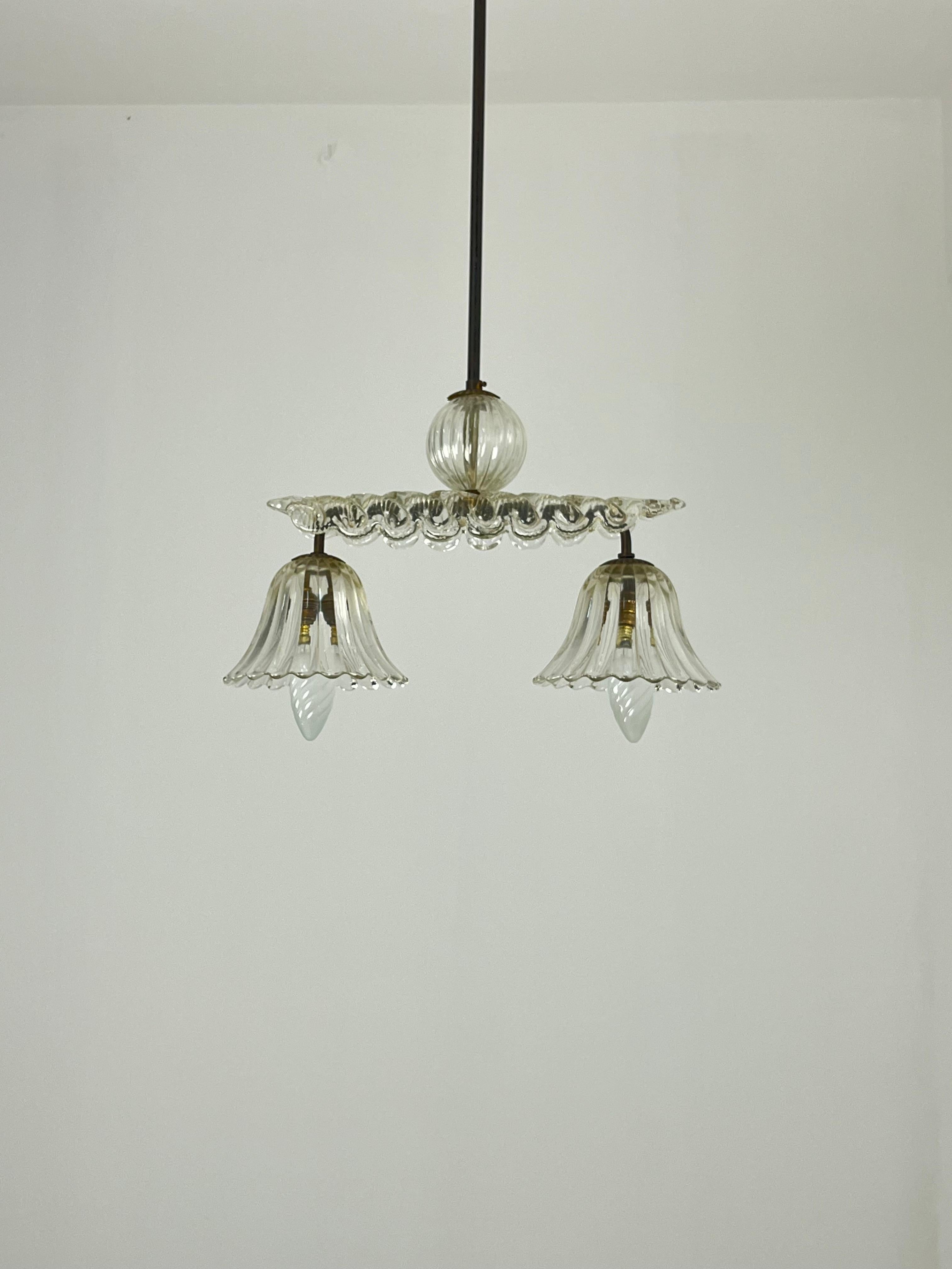 Lampadario di metà secolo in vetro di Murano e ottone di Barovier&Toso, anni '40
Insolito per le sue dimensioni compatte (larghezza 38 cm, altezza 90 cm), intatto e in buone condizioni.
2 luci, lampadine E14.
Garantiamo una spedizione rapida con un