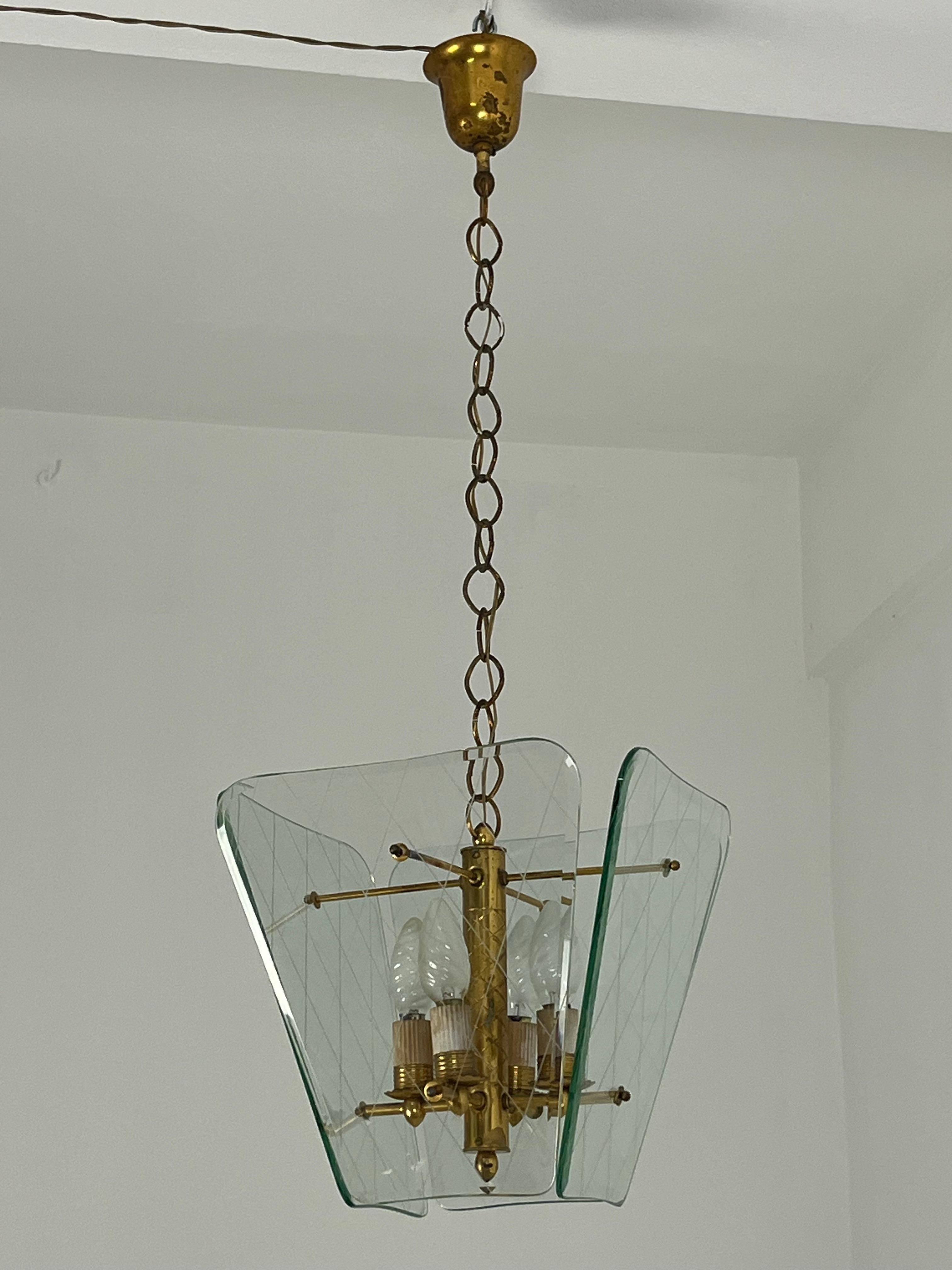 Lampadario di metà secolo in vetro di Murano e ottone di Pietro Chiesa per Fontana Arte, anni '40
Trovato in un appartamento della mia città natale, Palermo.
4 luci e14.
Il vetro è intatto. L'ossidazione sull'ottone, che testimonia la sua