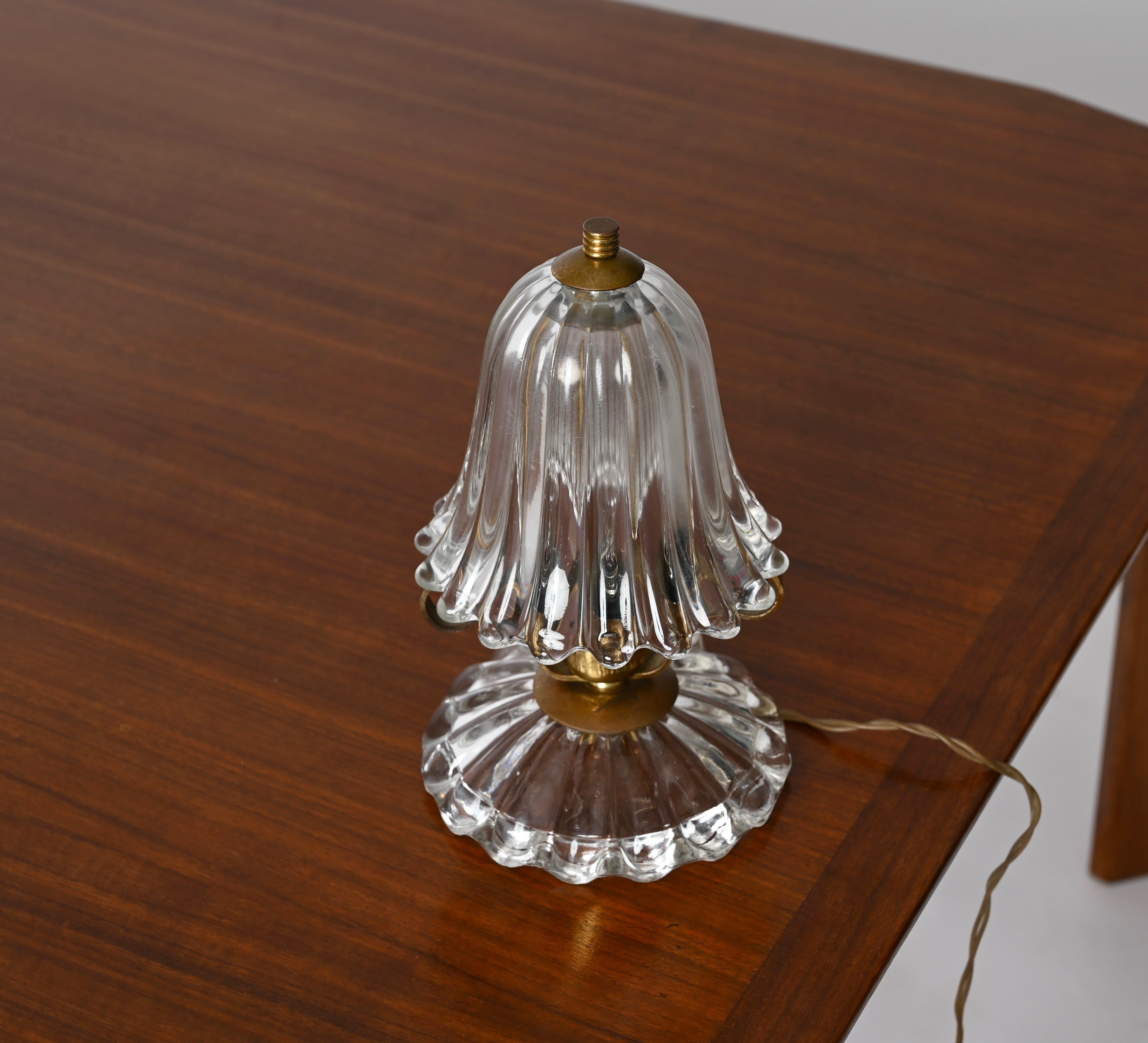 Espectacular lámpara de sobremesa de cristal soplado de Murano y latón. Esta romántica lámpara de sobremesa se fabricó a principios de los años 40 en Italia y se atribuye a Carlo Scarpa.

Esta lámpara finamente elaborada recuerda la forma de una