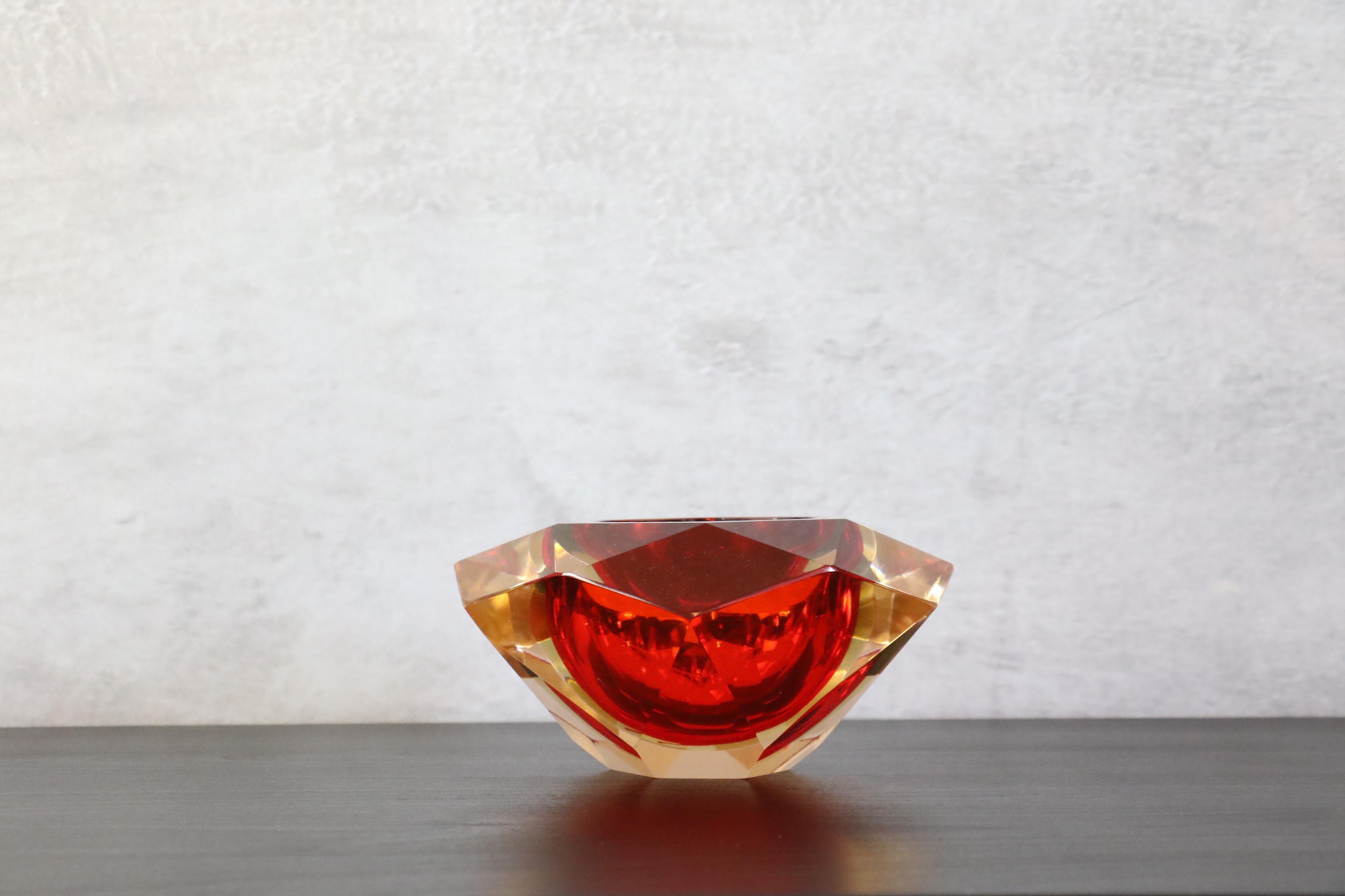Mid-Century Murano Glass ashtray or bowl by Flavio Poli - Faceted Murano Glass

This is a beautiful Murano glass ashtray or bwol. It is made according to the technique of sommerso which allows to superimpose several layers of glass and obtain