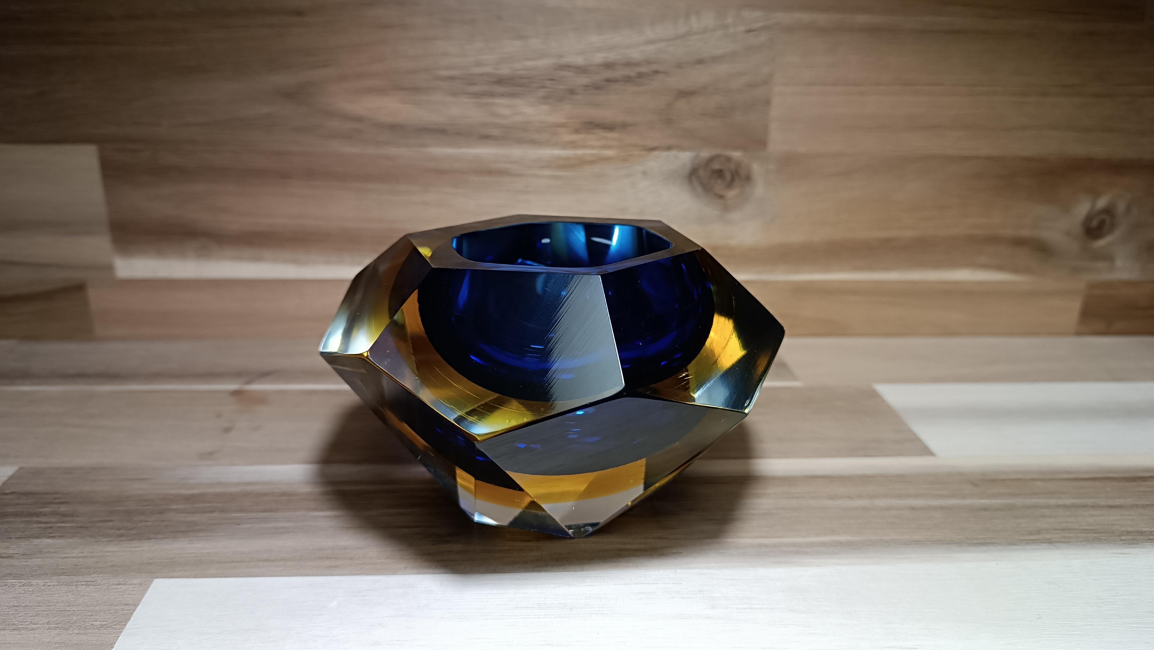 20ième siècle Cendrier ou bol en verre de Murano du milieu du siècle dernier par Flavio Poli, Sommerso Murano Glass en vente