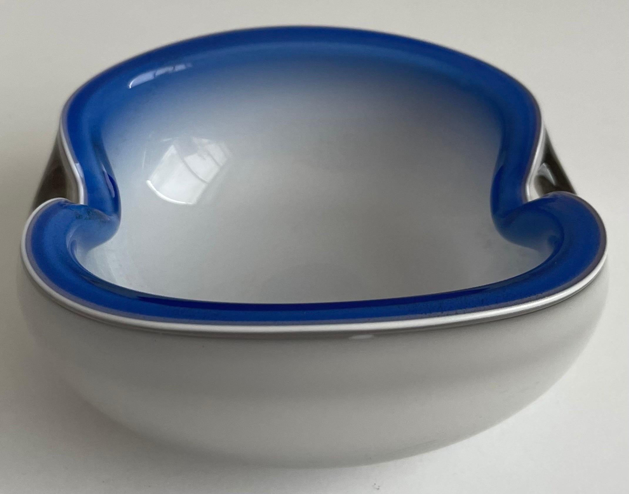 Mid-century blue and white Murano glass ashtray. Medium blue blown glass rim with white interior that has silver flecks throughout.