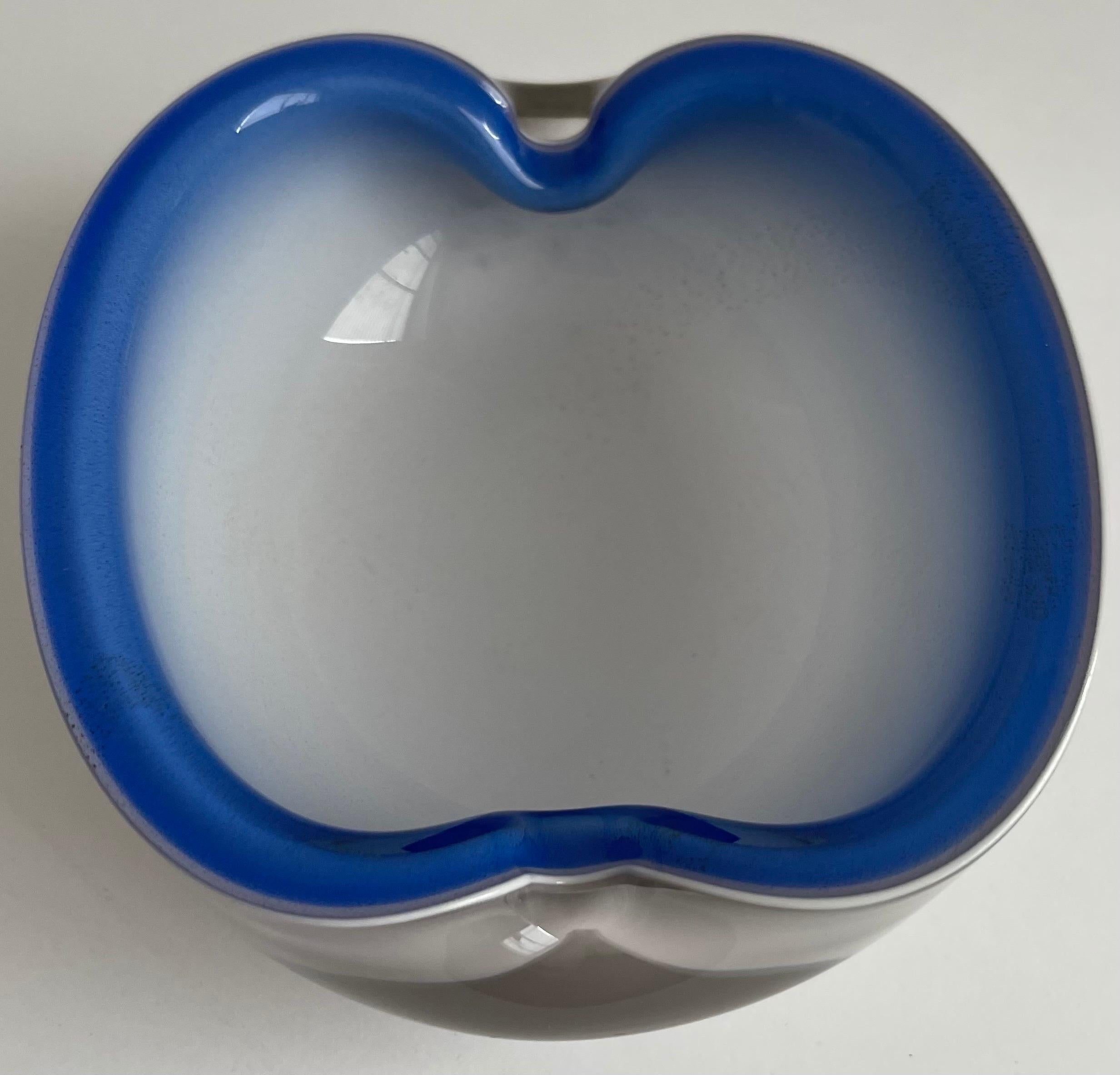 Murano-Glas Aschenbecher oder Schale aus der Mitte des Jahrhunderts in Blau und Weiß (Geblasenes Glas) im Angebot