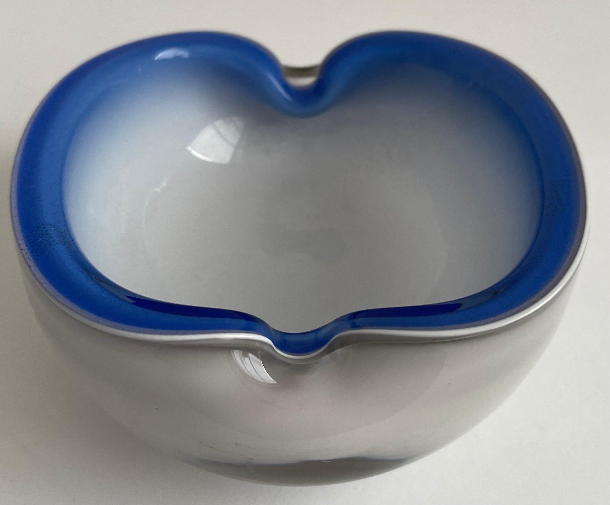 Murano-Glas Aschenbecher oder Schale aus der Mitte des Jahrhunderts in Blau und Weiß im Angebot 2