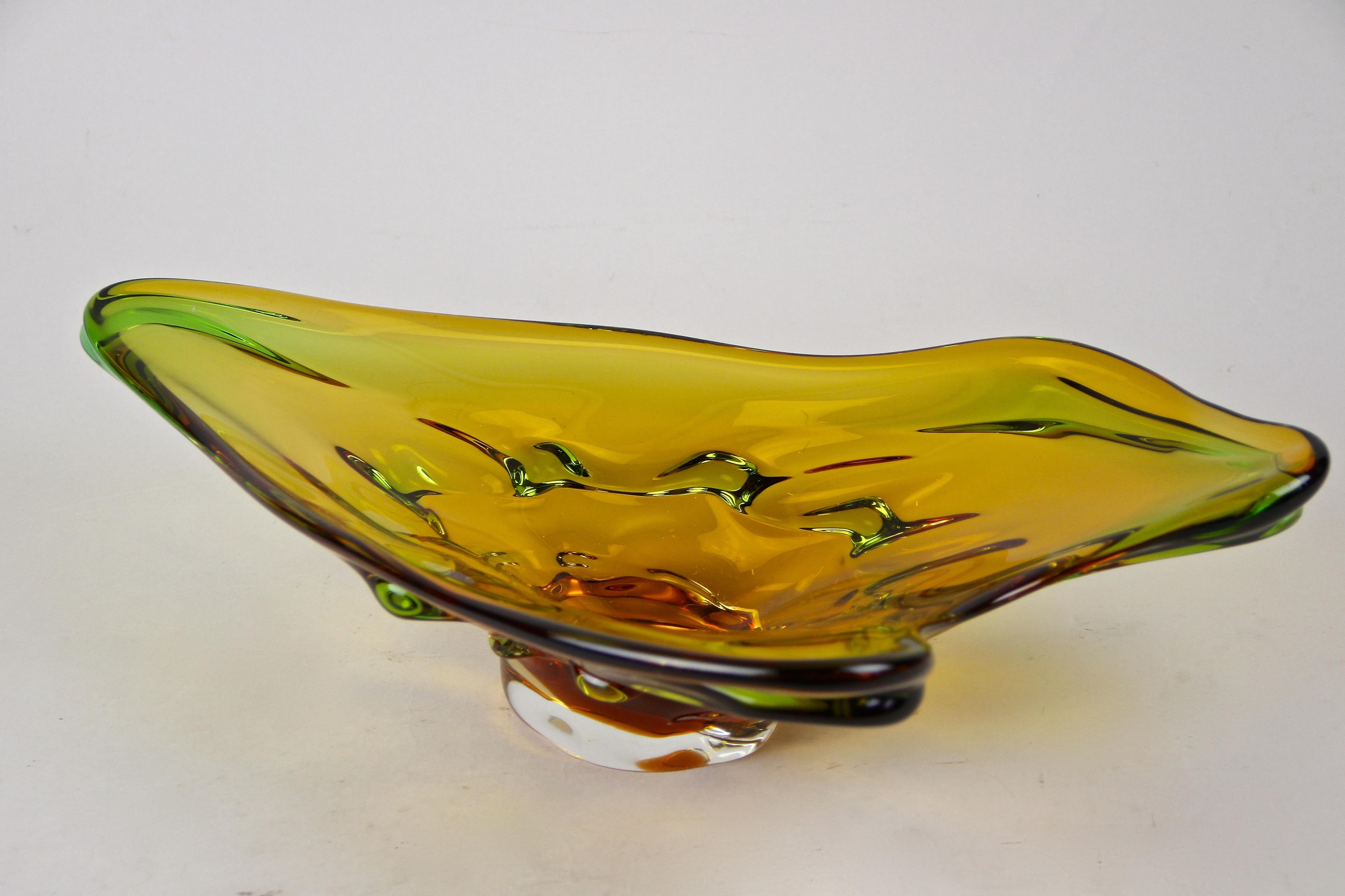 Mid-Century Murano Glass Bowl Amber Colored, Italy, circa 1960/70 For Sale 3