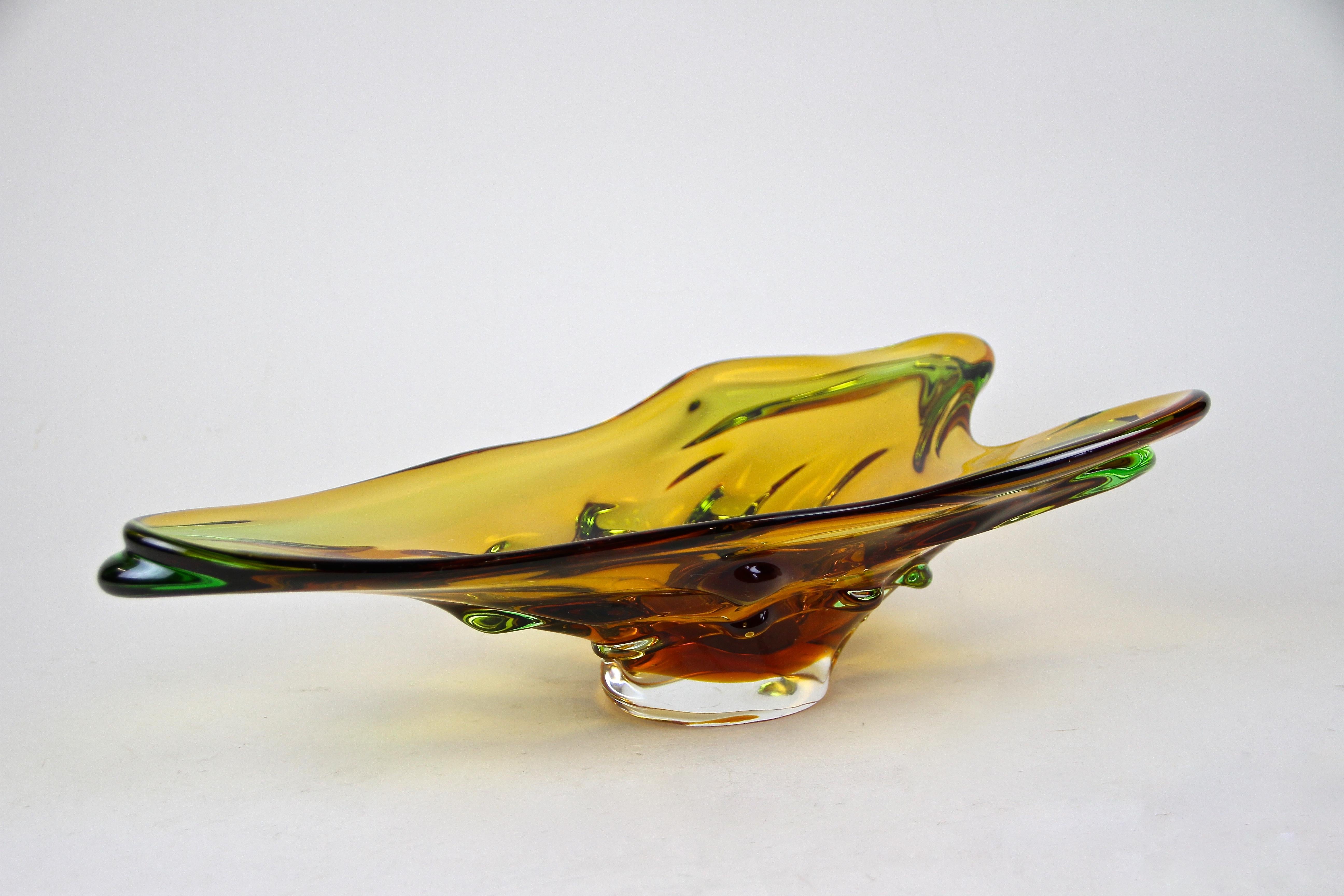 Mid-Century Murano Glass Bowl Amber Colored, Italy, circa 1960/70 For Sale 4