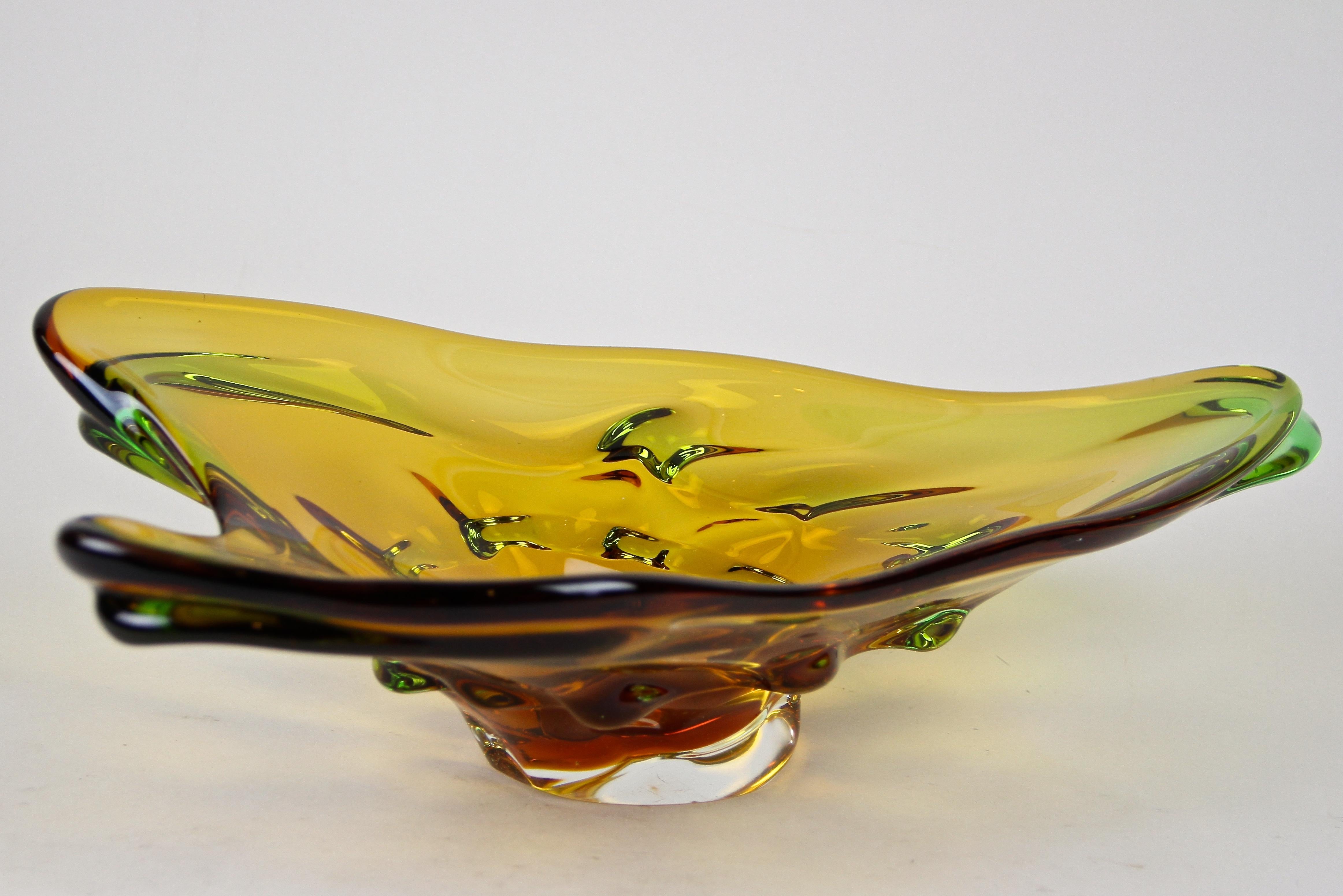 Mid-Century Murano Glass Bowl Amber Colored, Italy, circa 1960/70 In Good Condition For Sale In Lichtenberg, AT