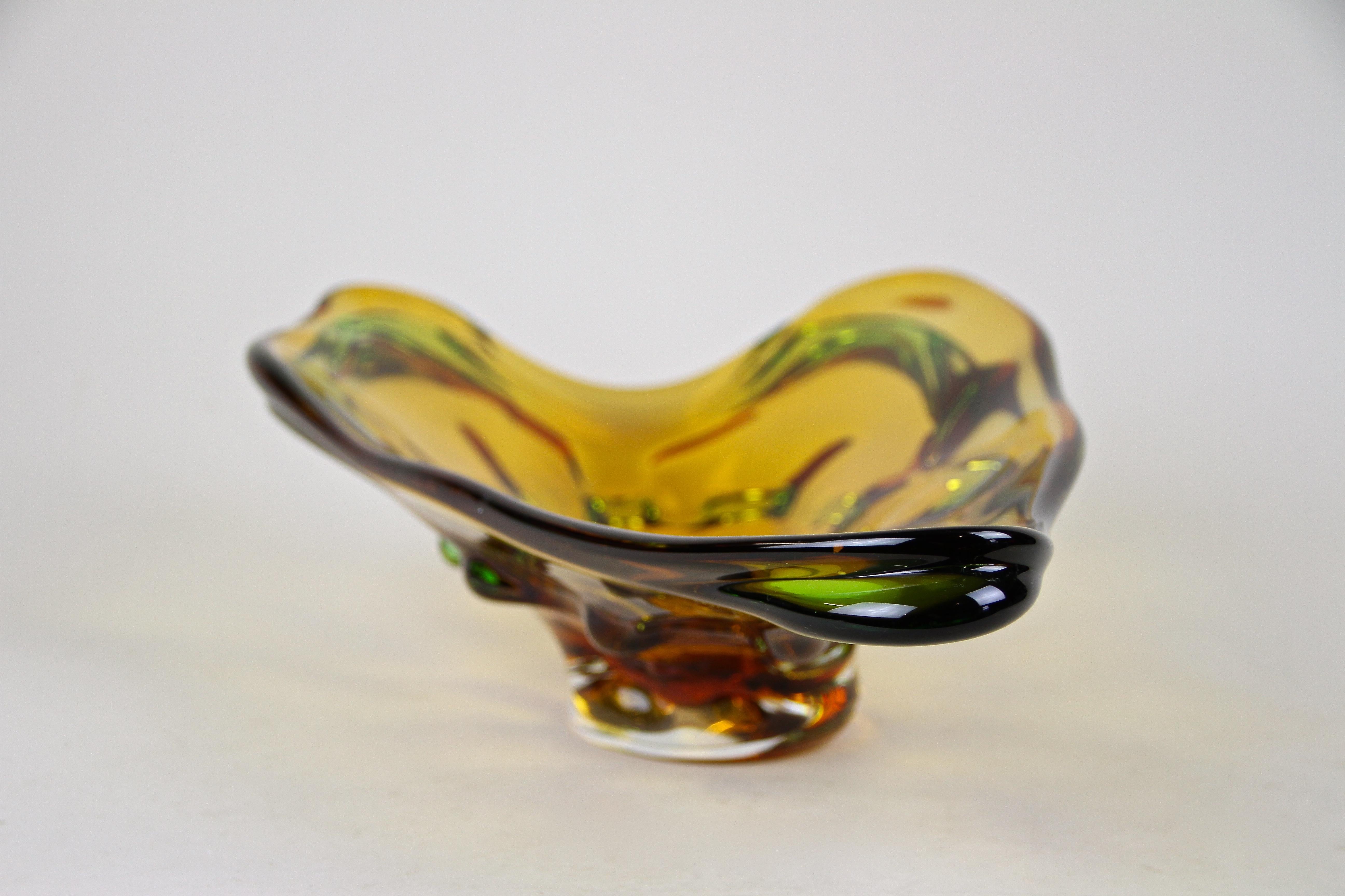 Mid-Century Murano Glass Bowl Amber Colored, Italy, circa 1960/70 For Sale 2