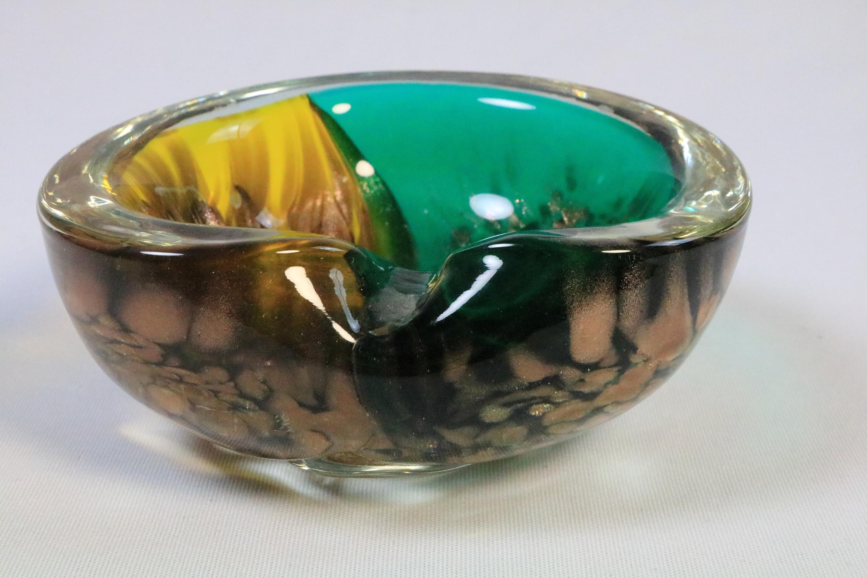 Mid-Century Modern Bol en verre de Murano du milieu du siècle, cendrier, paillettes vertes, 1970 en vente