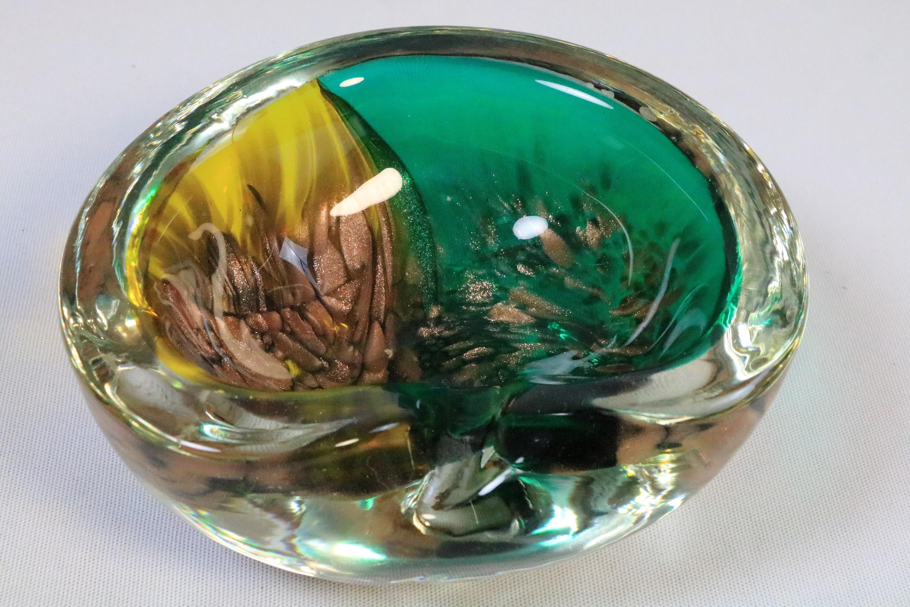 italien Bol en verre de Murano du milieu du siècle, cendrier, paillettes vertes, 1970 en vente