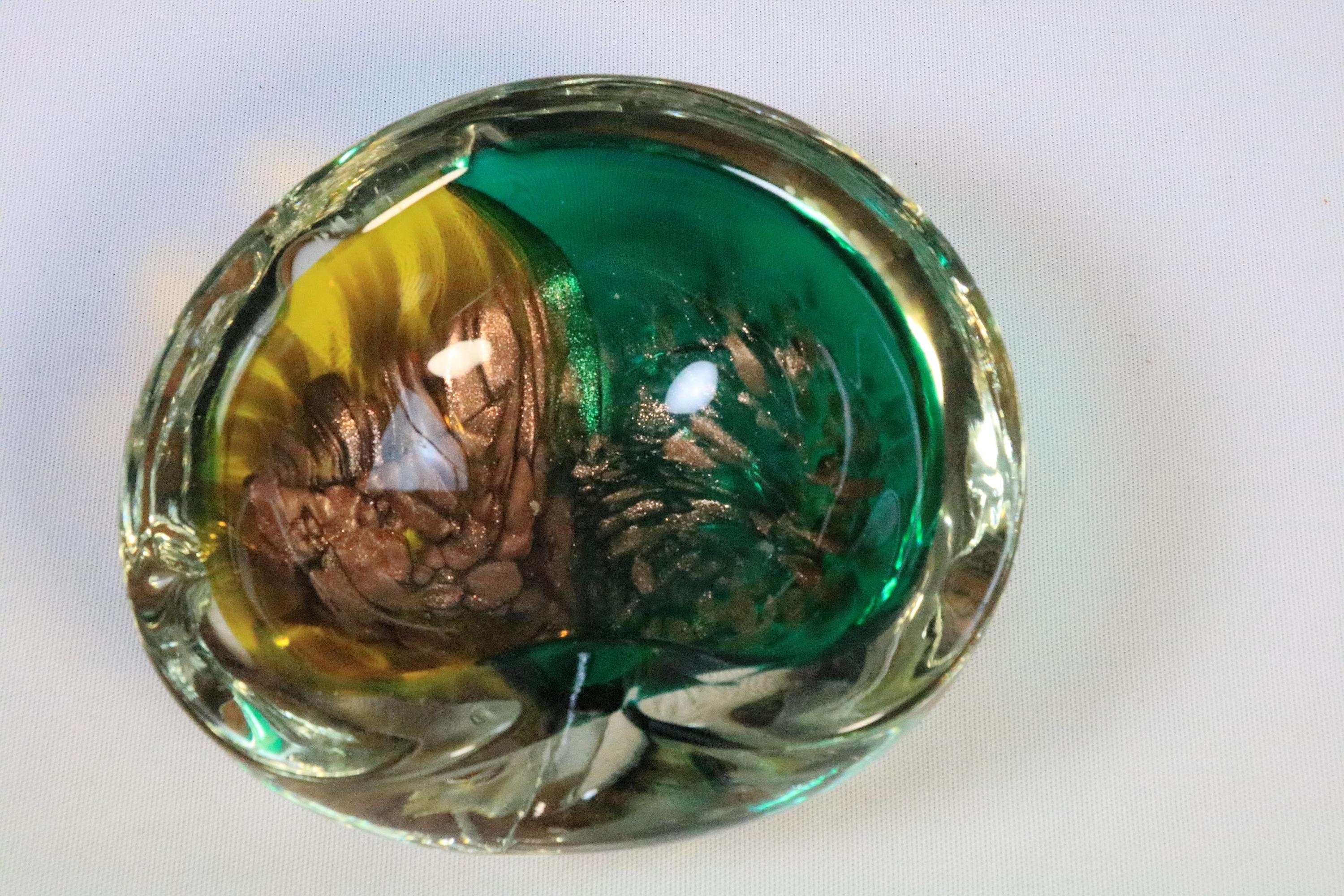 20ième siècle Bol en verre de Murano du milieu du siècle, cendrier, paillettes vertes, 1970 en vente