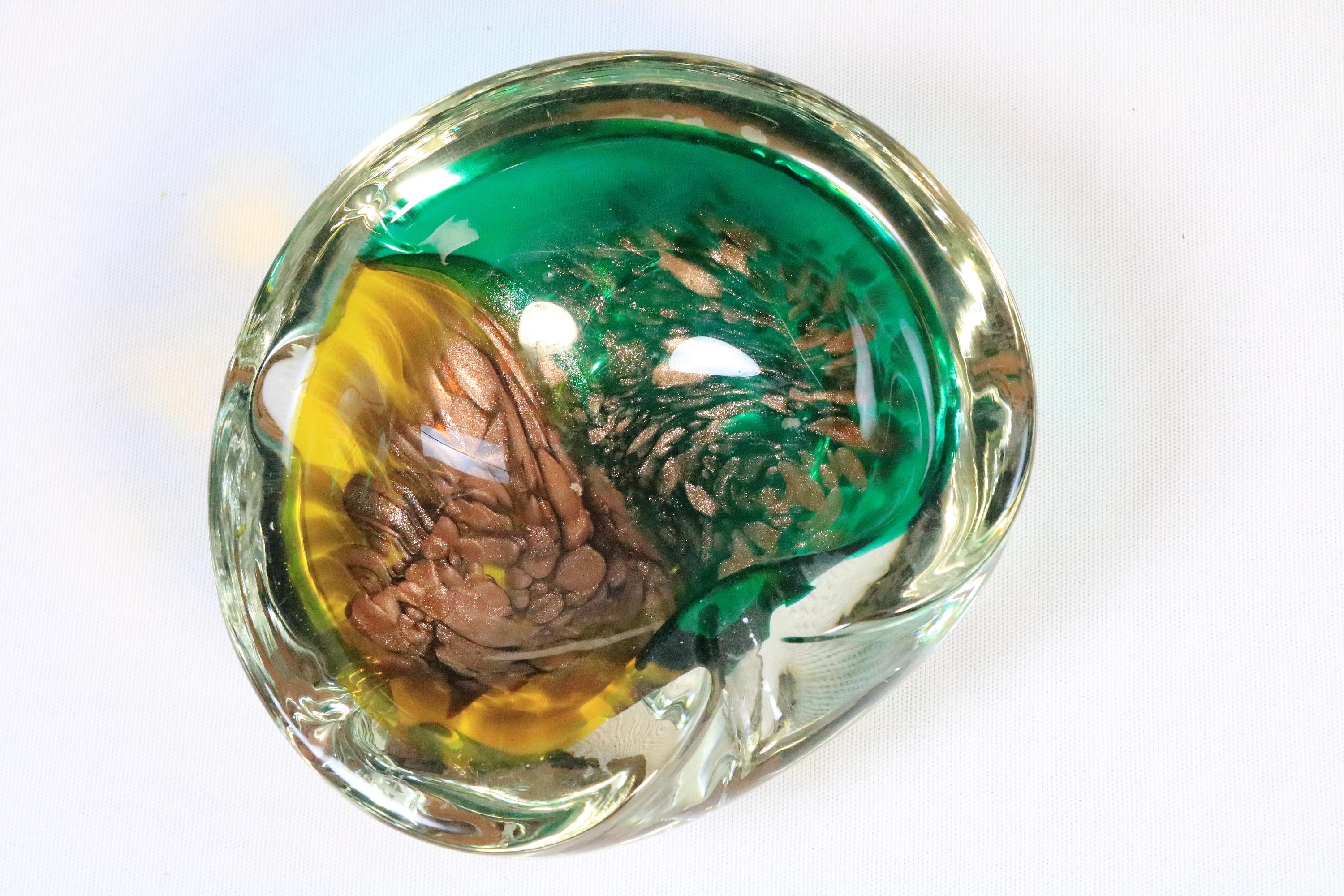 Verre de Murano Bol en verre de Murano du milieu du siècle, cendrier, paillettes vertes, 1970 en vente