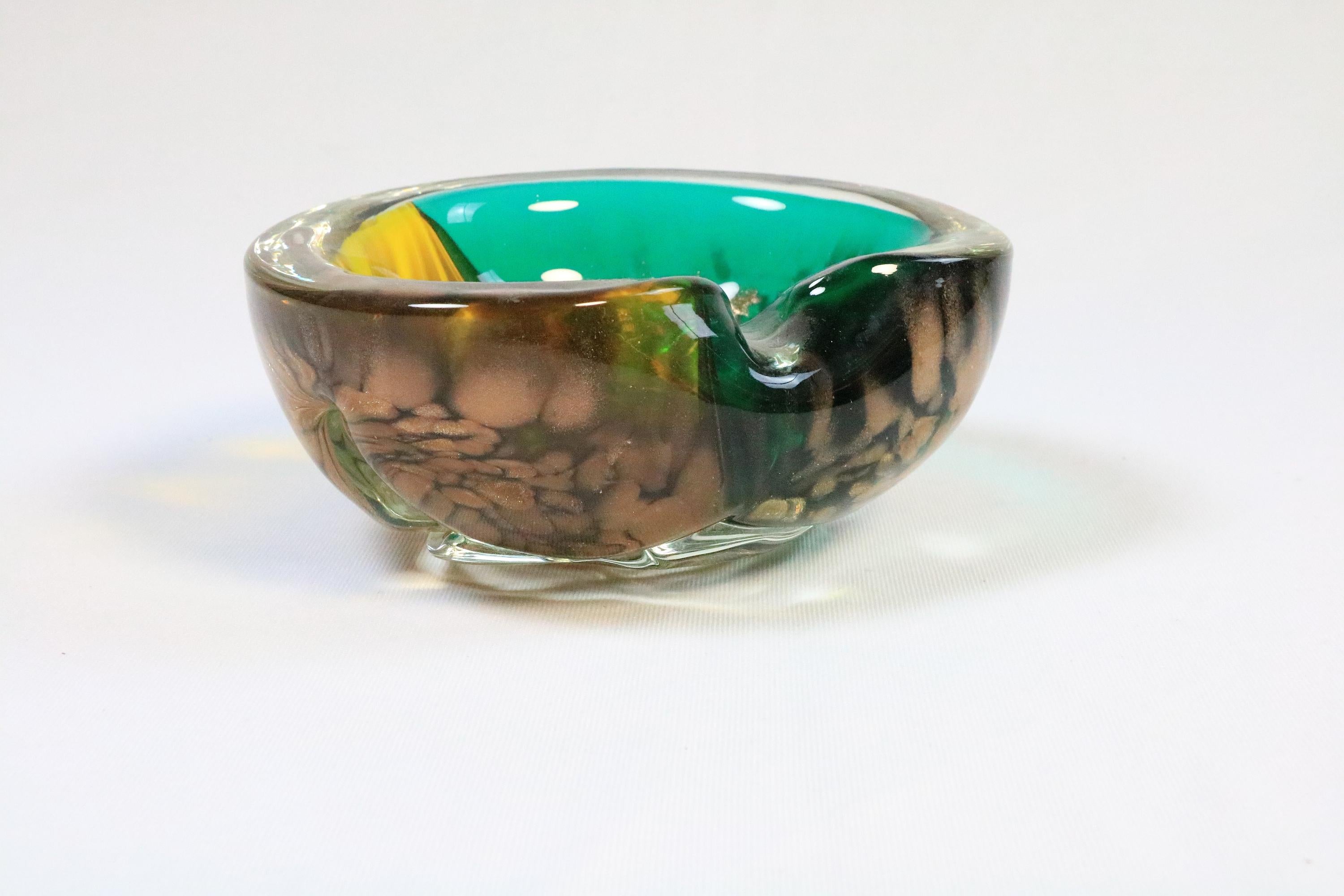 Bol en verre de Murano du milieu du siècle, cendrier, paillettes vertes, 1970 en vente 2