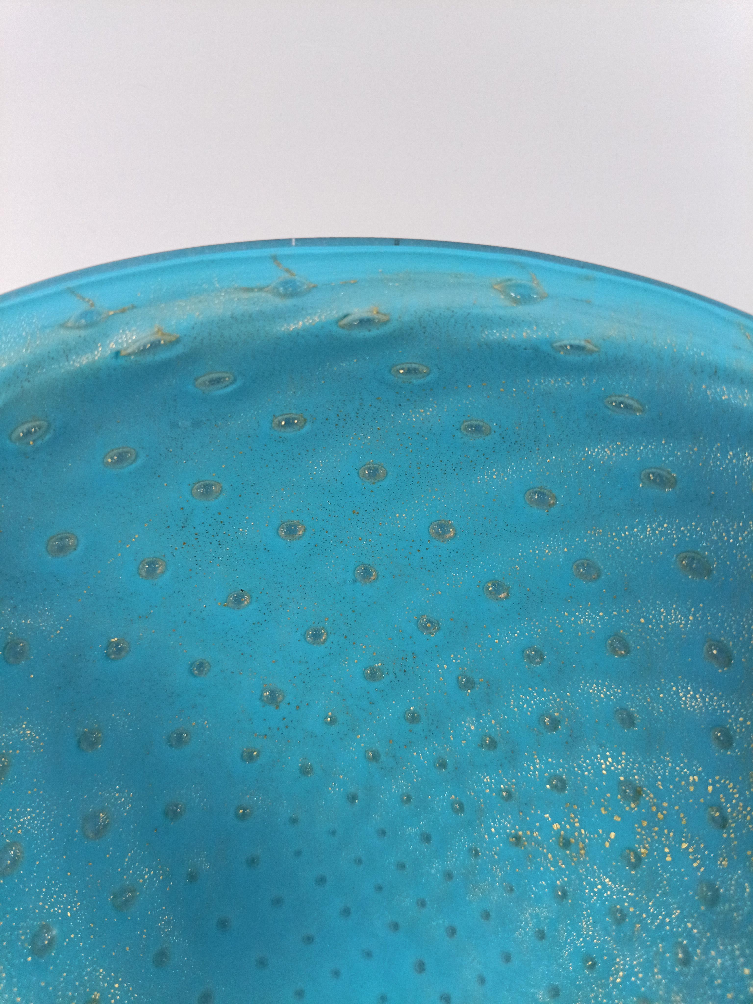 Cuenco de cristal de Murano soplado a mano por Alfredo Barbini, fabricado en Italia a mediados de la década de 1950, un periodo decisivo en el arte del cristal de Murano de la posguerra. Este elegante cuenco decorativo de mediados de siglo tiene una