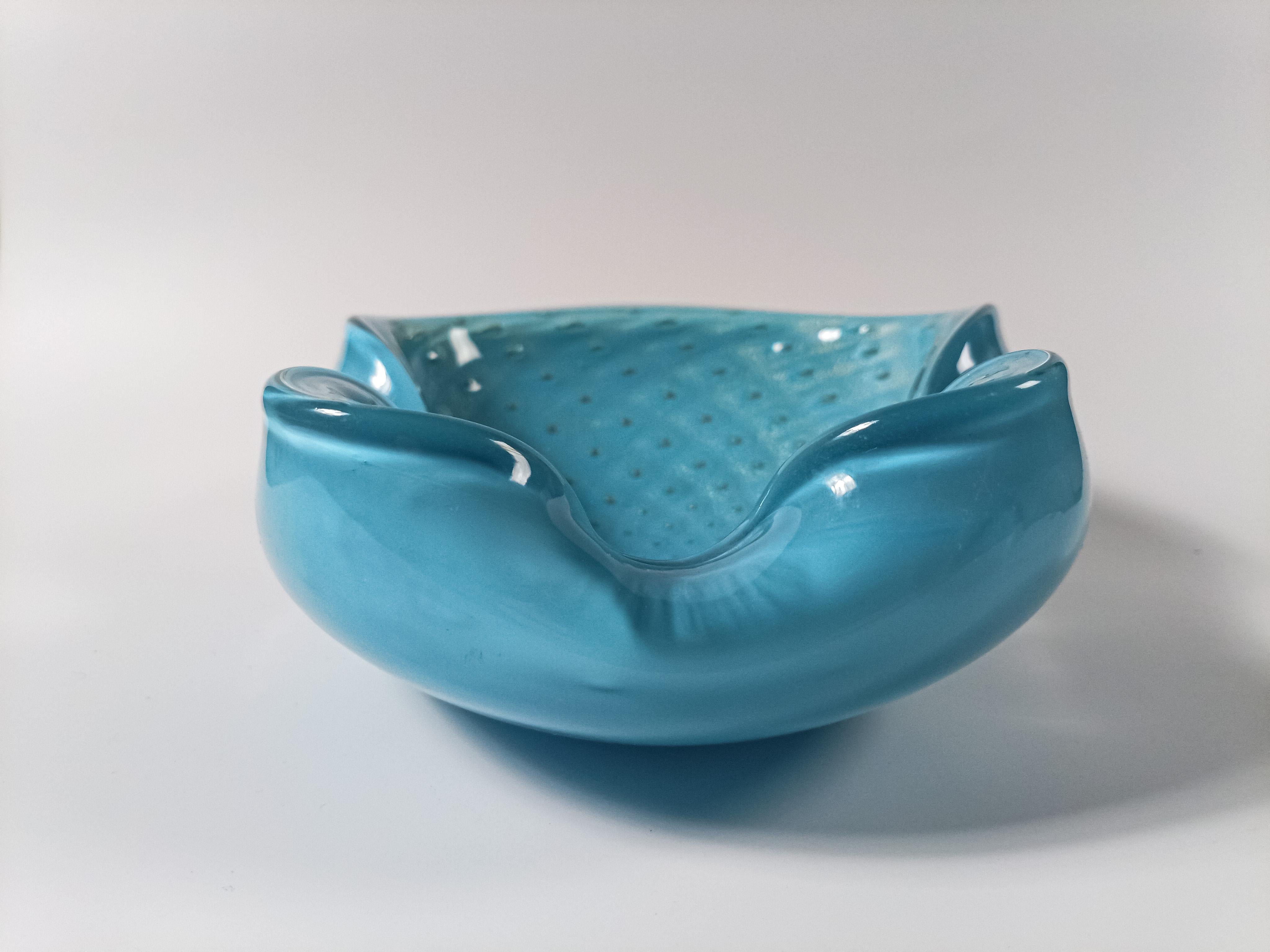 Cuenco de cristal de Murano de mediados de siglo de Alfredo Barbini, azul pálido con polveri dorado Moderno de mediados de siglo en venta