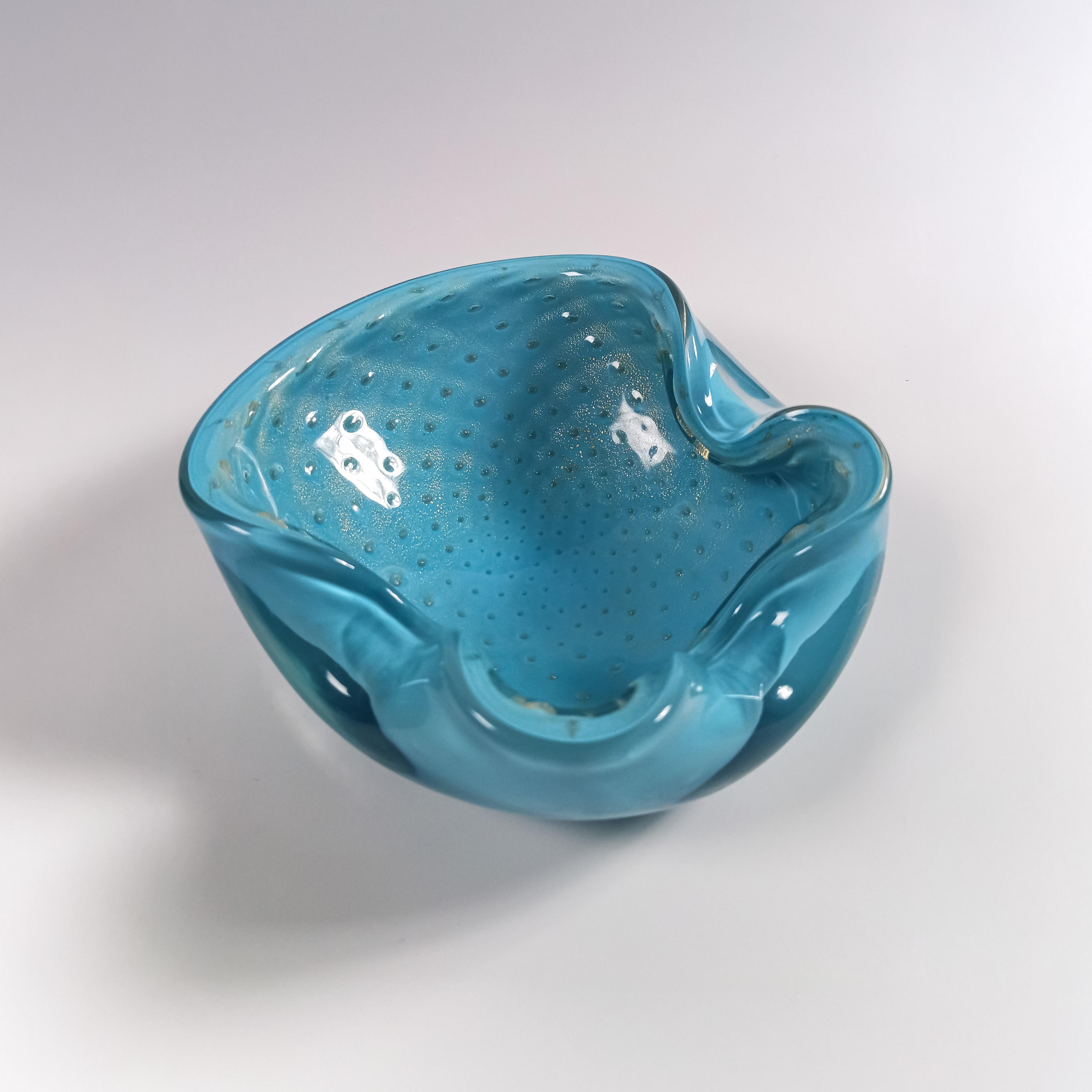 Cuenco de cristal de Murano de mediados de siglo de Alfredo Barbini, azul pálido con polveri dorado Italiano en venta